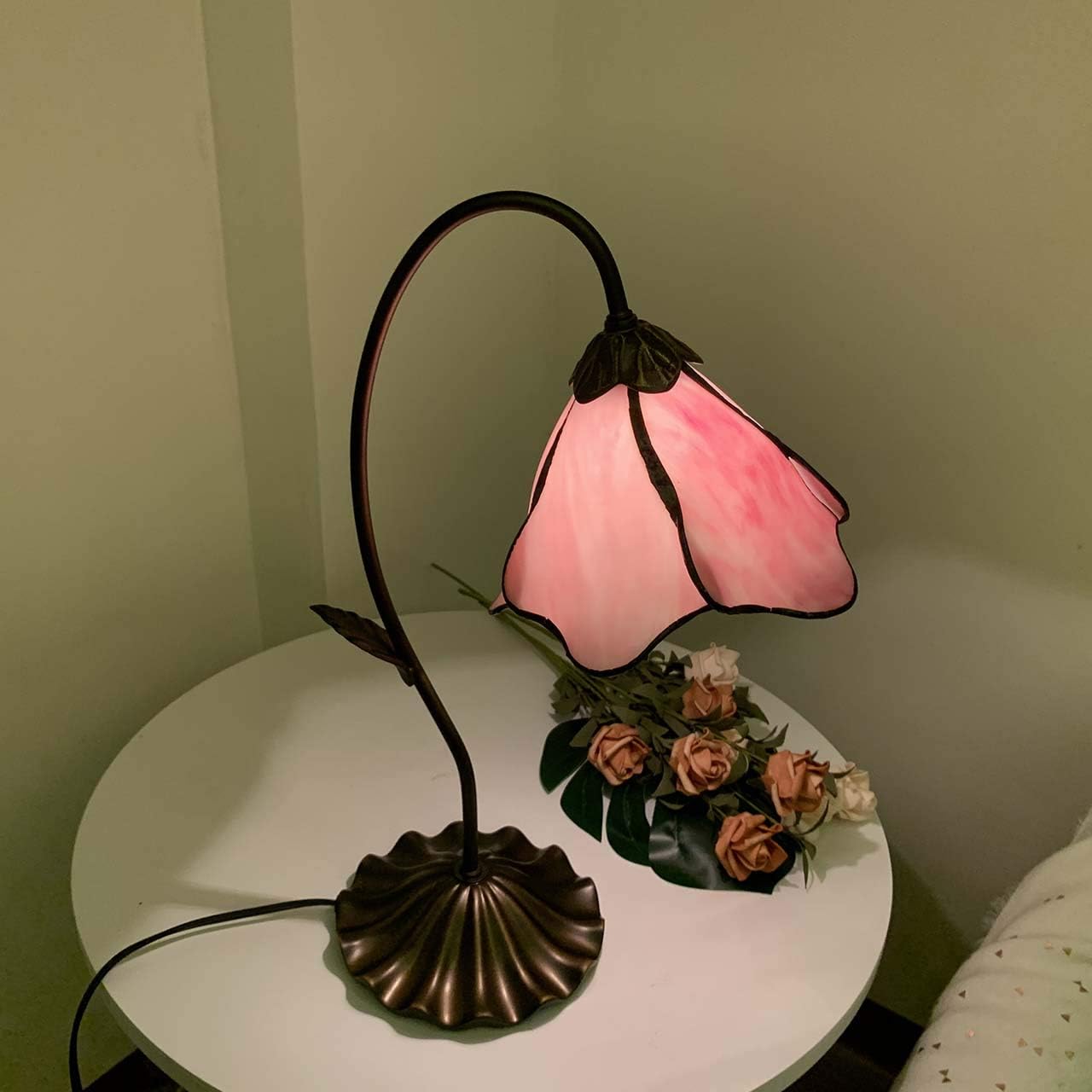 Bieye L30810 Tischlampe im Tiffany-Stil mit Blumenmotiv, Buntglas, 20,3 cm breiter Lampenschirm aus gebogenem Glas, Seerosenblatt-Sockel (Rosa, 1 Licht)