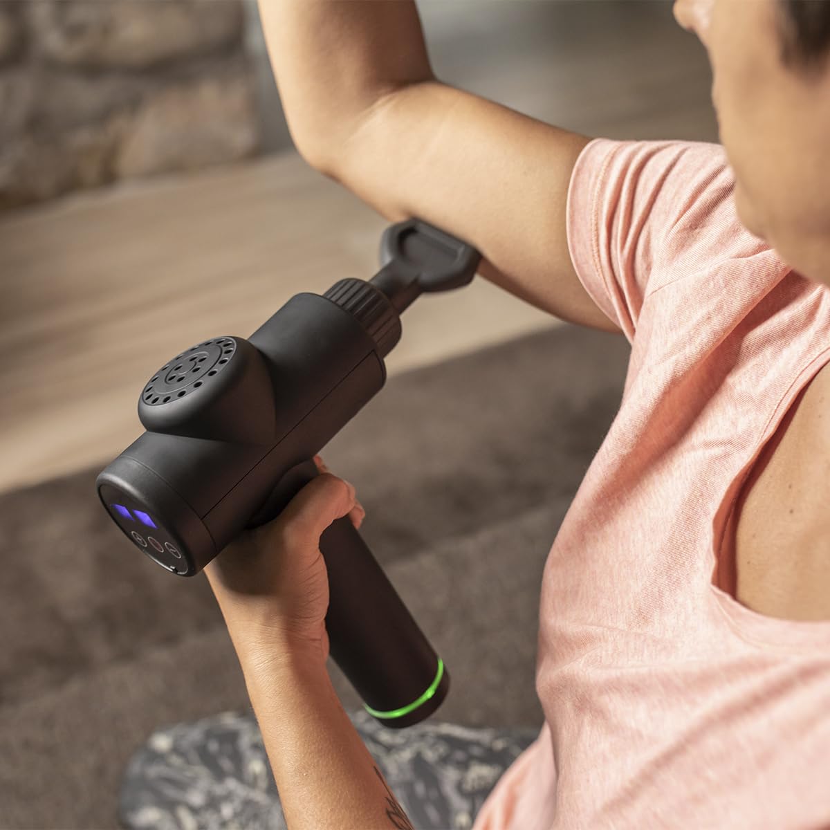 PRIXTON Pistola Masajeadora Xtreme MGF200 para Masaje Muscular Fitness y Terapia Física, 30 Velocidades, 6 Cabezales, 3300 rpm, Potencia 45W, Diseño Inalámbrico y Ligero, Funda y Maletín Incluido