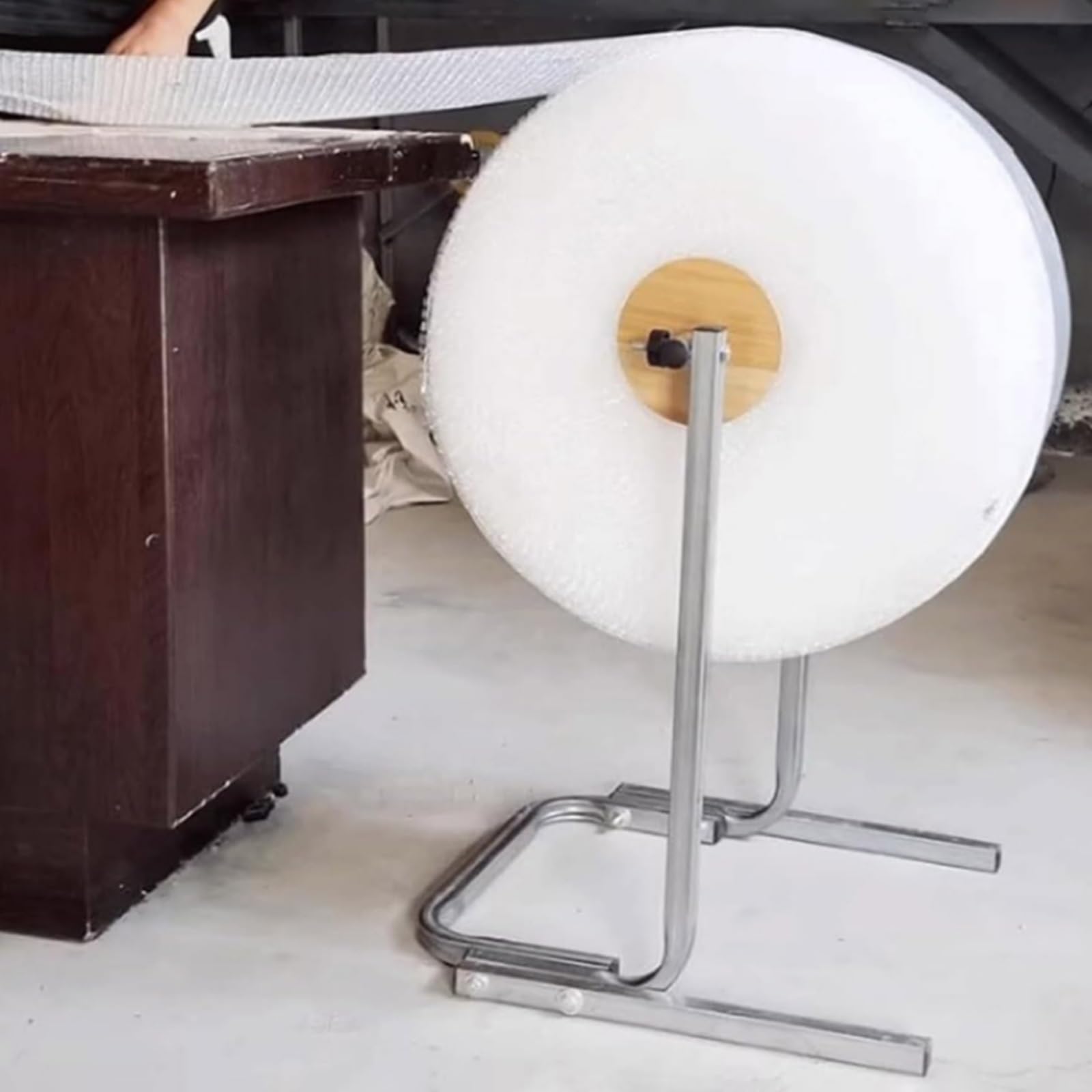 Dispensador de Rollos de plástico de Burbujas, Soporte Vertical Plegable para Rollos de plástico de Burbujas, Adecuado para Embalaje, manipulación y Transporte (70x52x65 cm).