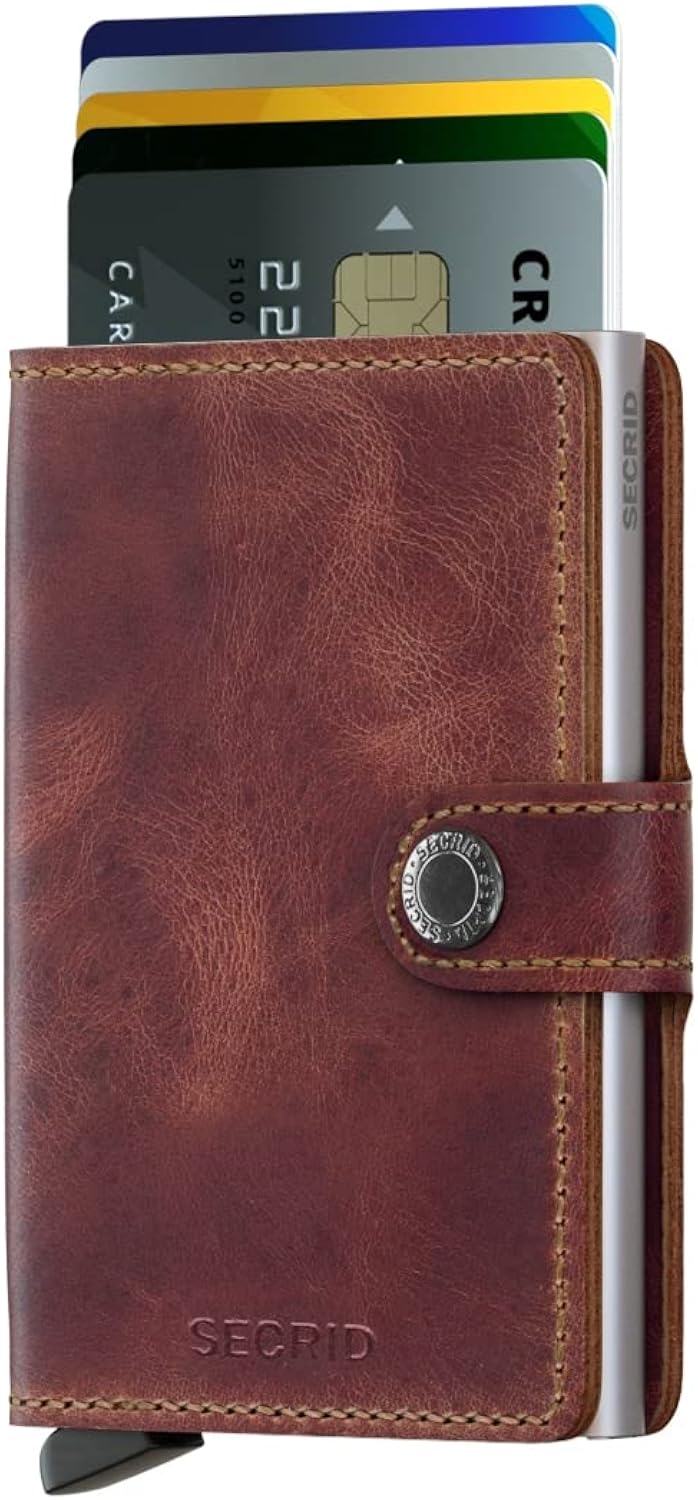 Secrid Il MiniWallet presenta delle dimensioni compatte, ma una grande capacità. Il rivestimento in pelle vintage esterno può contenere banconote, scontrini e tessere, mentre nel Cardprotector in allu