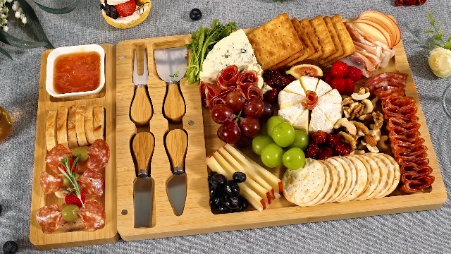 Premium Grote Borrelplank Gift Set. Luxe Borrelplank gemaakt van acaciahout met roestvrijstalen messen, schalen en kommen. Housewarming Gift, huwelijksgeschenk