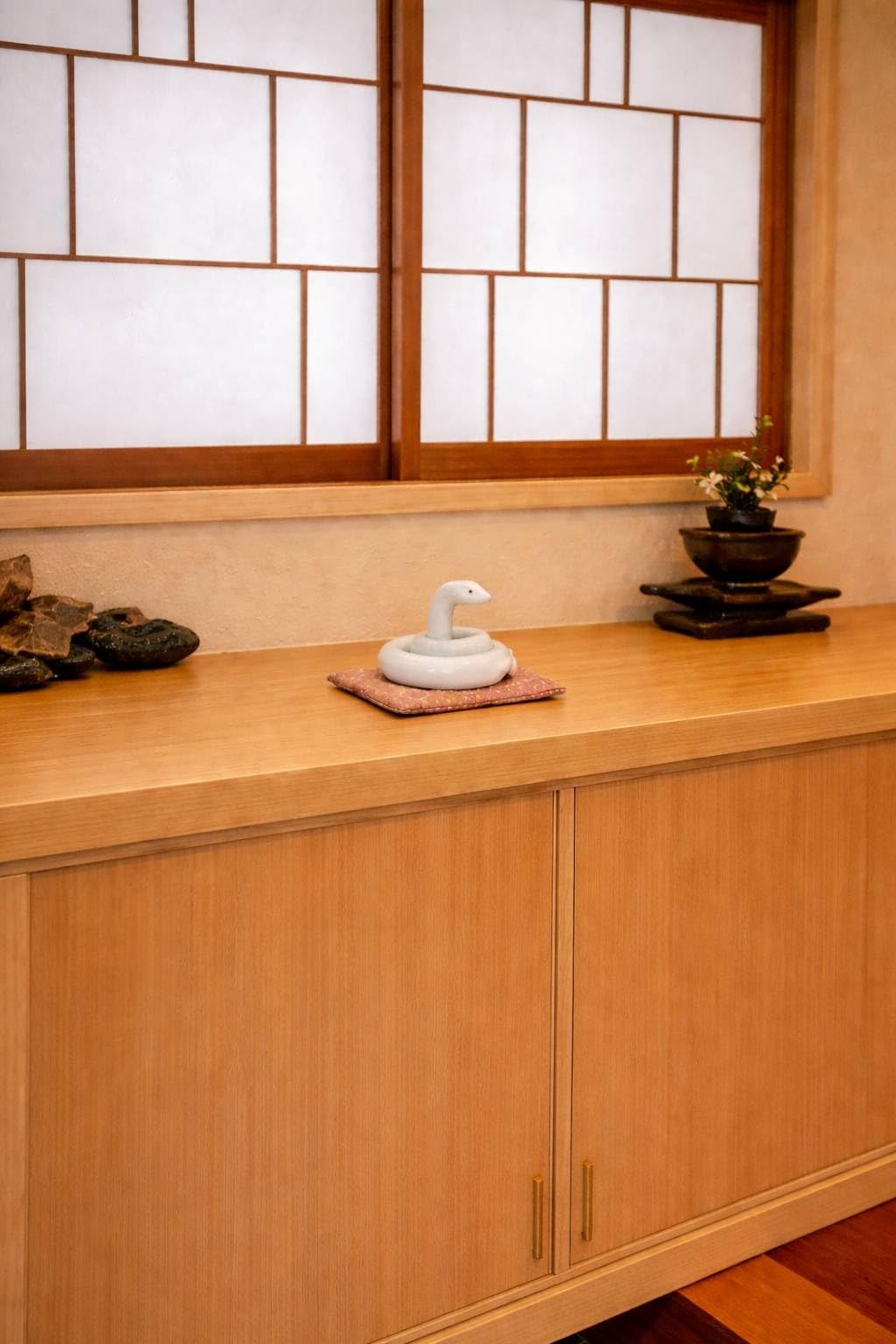 Amazon.co.jp: 有田焼 白ヘビ（小） 金運 縁起物 蛇 置物 オブジェ