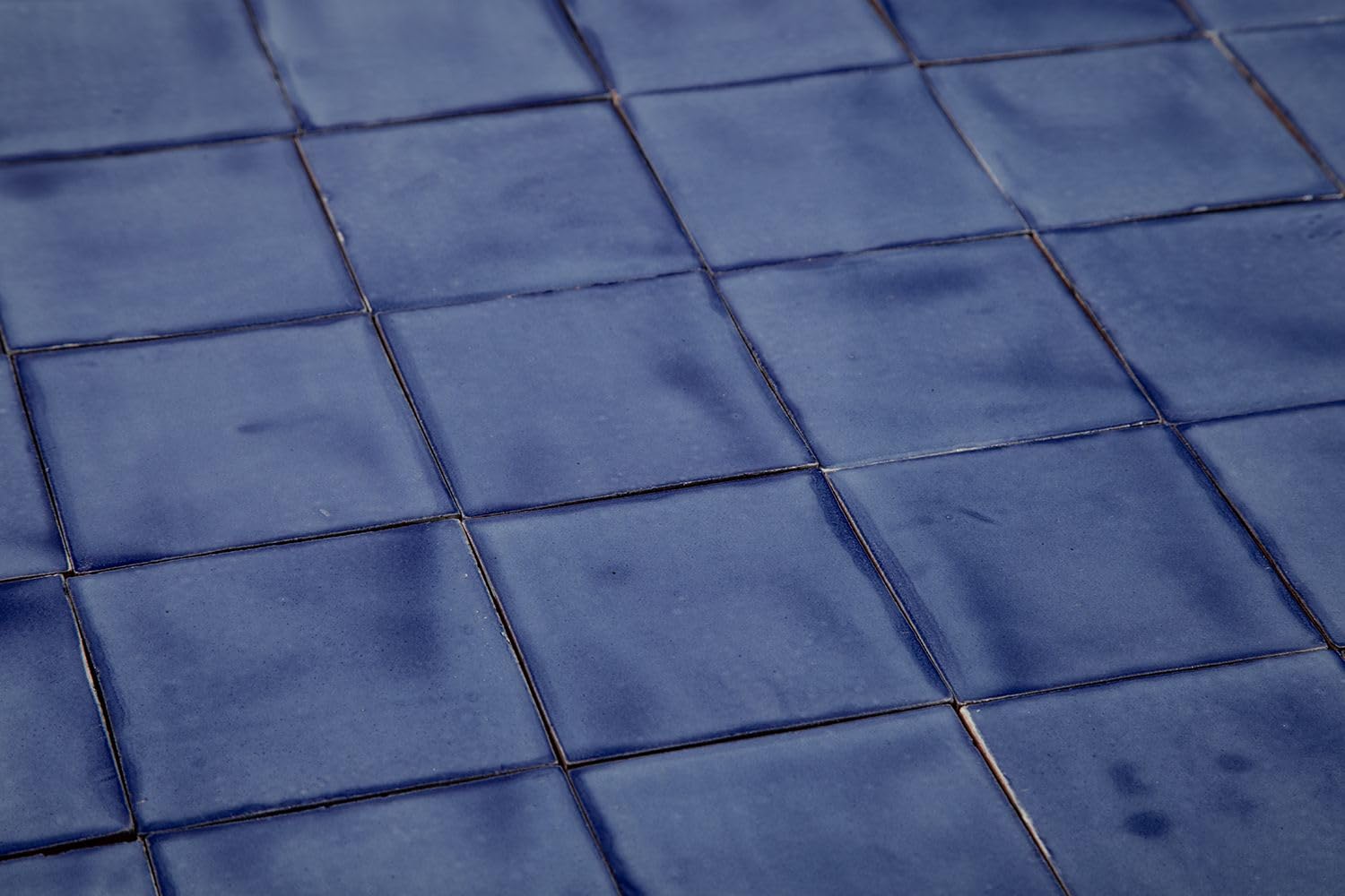 Cerames Azulejos de mosaico de un solo color Azul Mezclilla Fuerte azulejos azules de mosaico de cerámica mexicana para cocina, pared posterior de la cocina Un paquete de 90 azulejos 10,5 x 10,5 cm