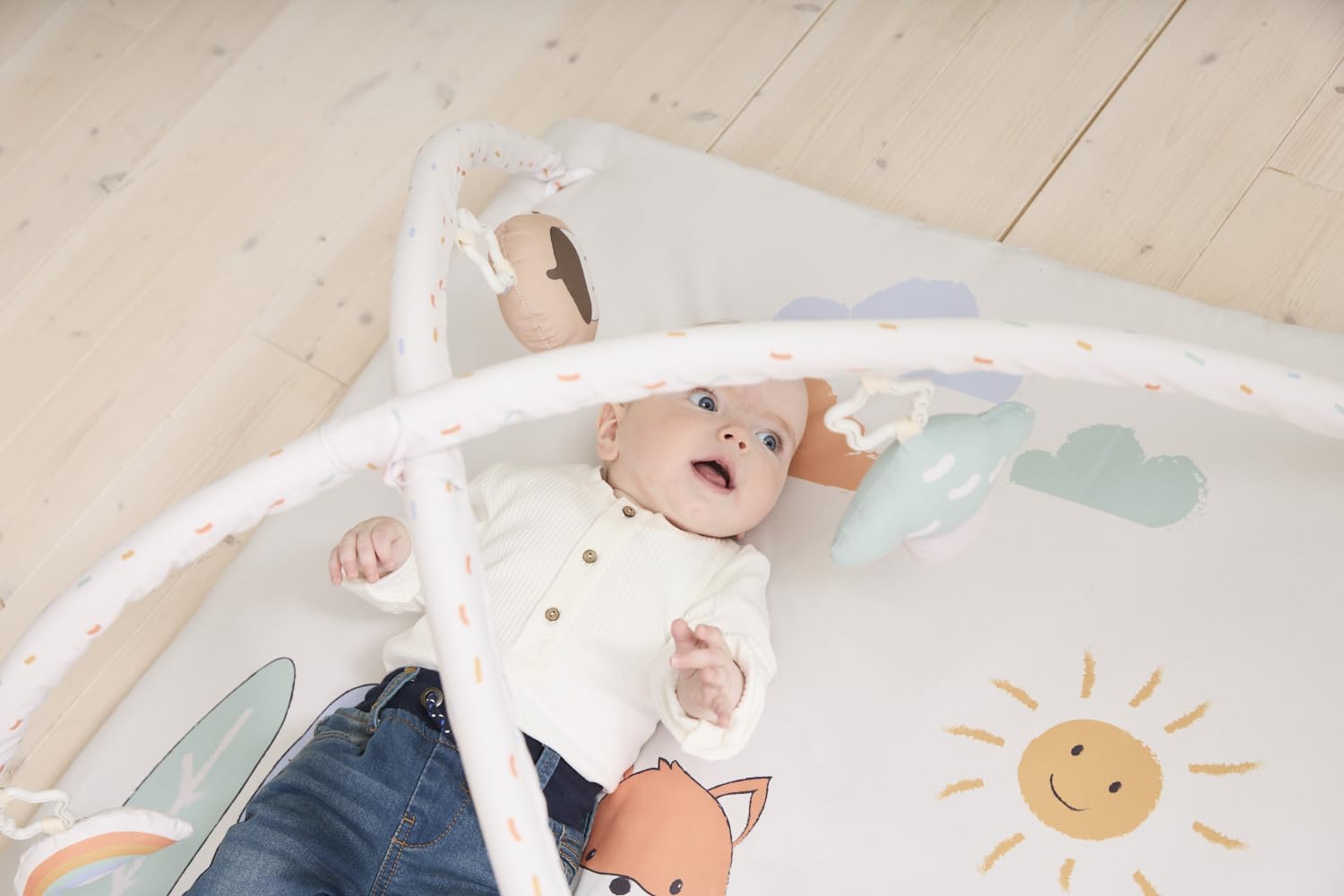 Sterntaler Spielbogen Fuchs Filou - Krabbeldecke mit Motivdruck - wattierte Spieldecke für Babys - Spielzeug abnehmbar - Knisterpapier, Rassel & Quietsche - Activity Decke 80x80cm, lichtgrau
