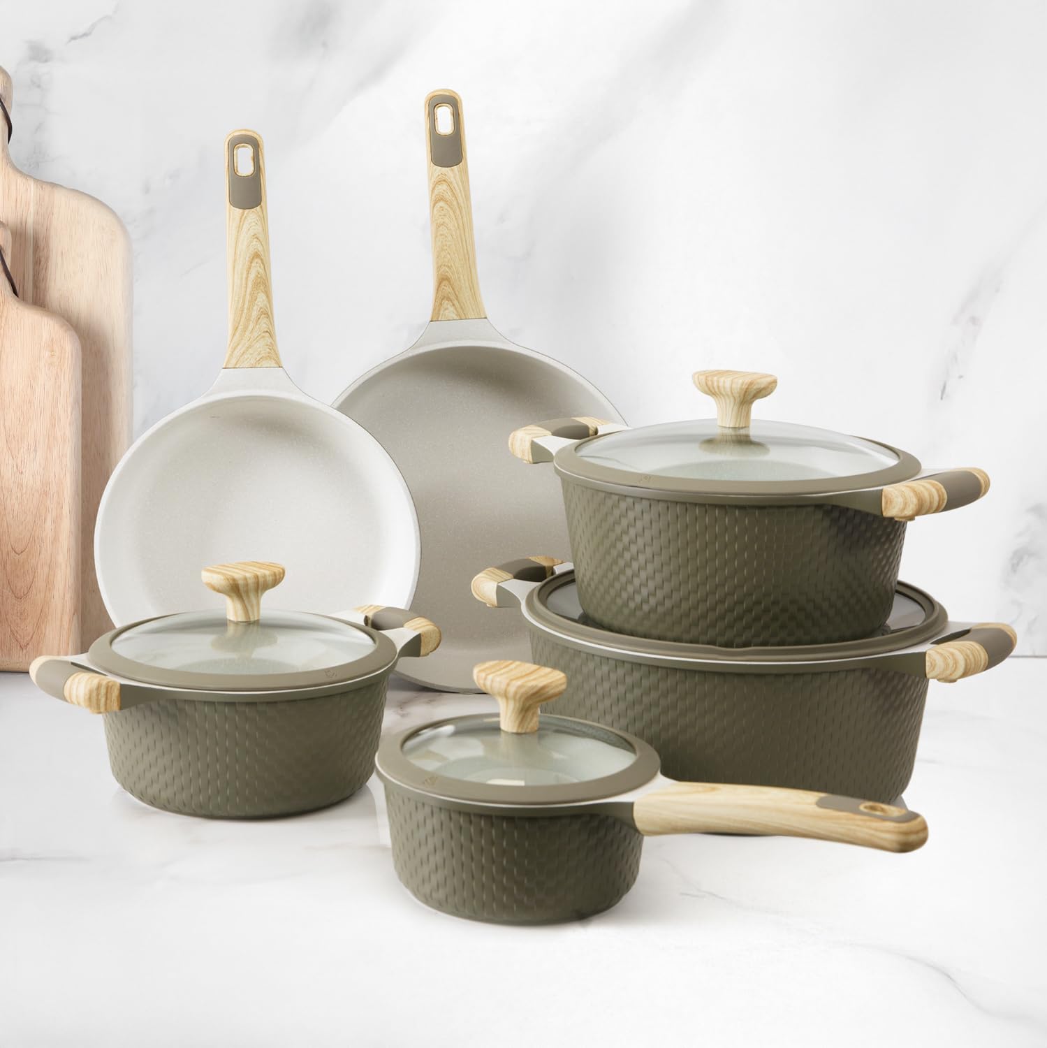 Kasanova Batterie de Cuisine Mrs Wood Antiadhésive en Aluminium, Compatible avec Tous les Types de Feux, Couvercles en Verre, Cuisson Rapide et Homogène (vert et crème, 10)
