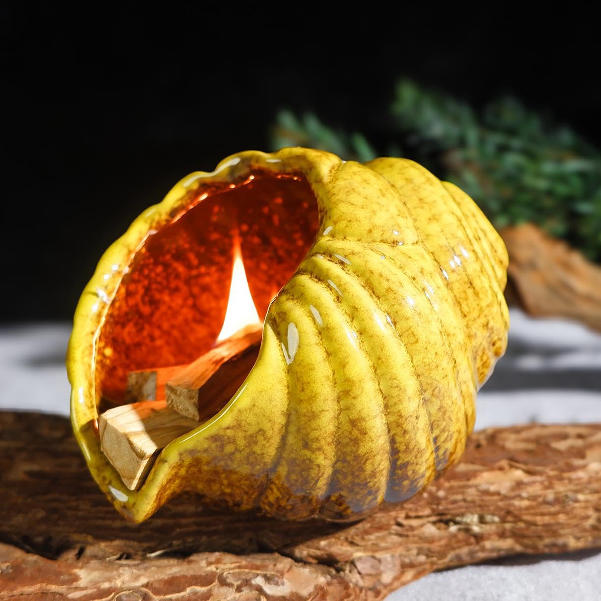 Porte-encens Palo Santo jaune en céramique par MOUGIGI