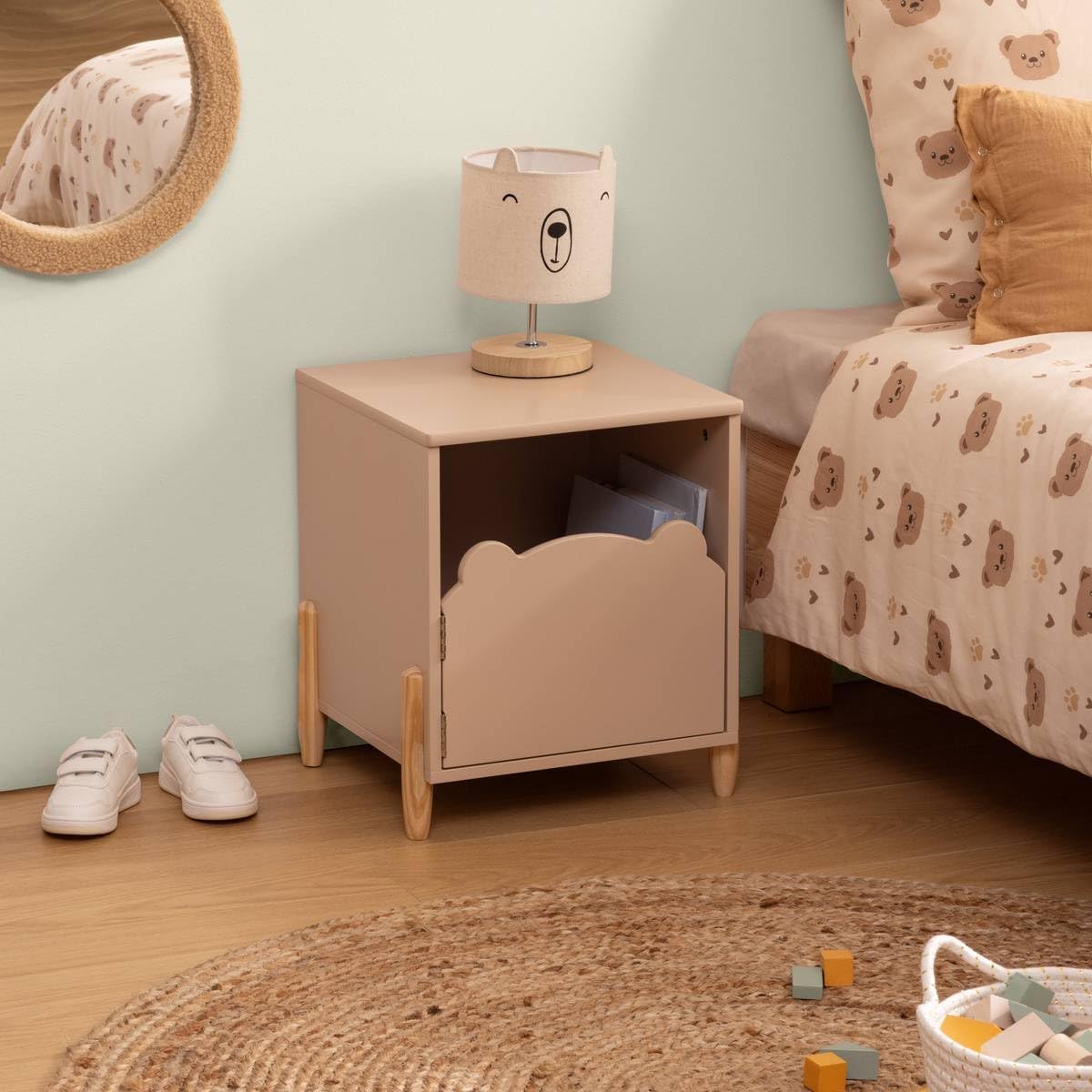 Atmosphera - Table de Chevet Enfant Douceur L 35,5 x H 40 cm, Porte Design Ourson, Pieds en Pin - pour Chambre, Meuble de Rangement