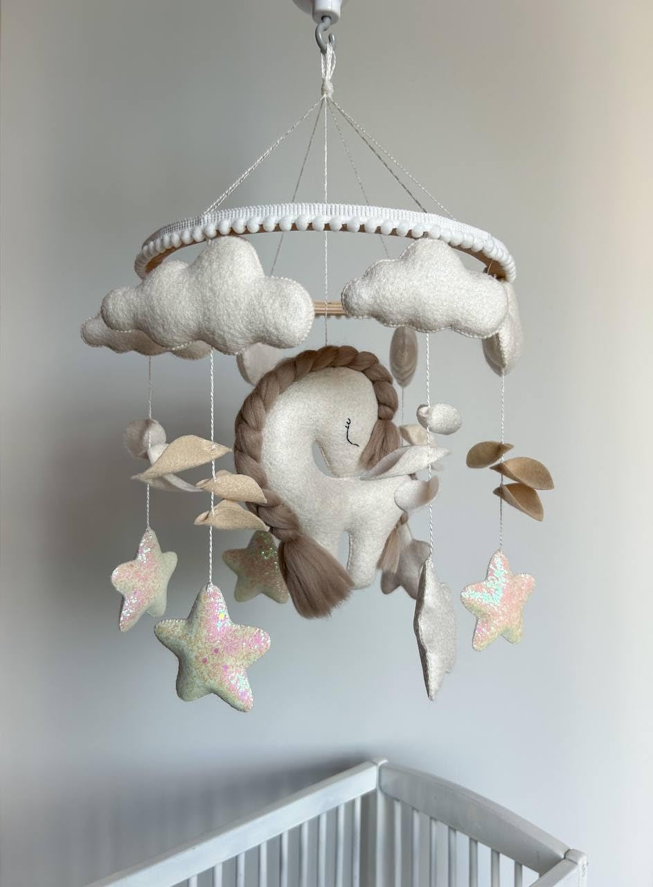 Baby mobile Montessori Giostrina lettino per neonato Carillon giostrina musicale in feltro, idea regalo neonato baby shower (Cavallino) (Beige-Rosa)