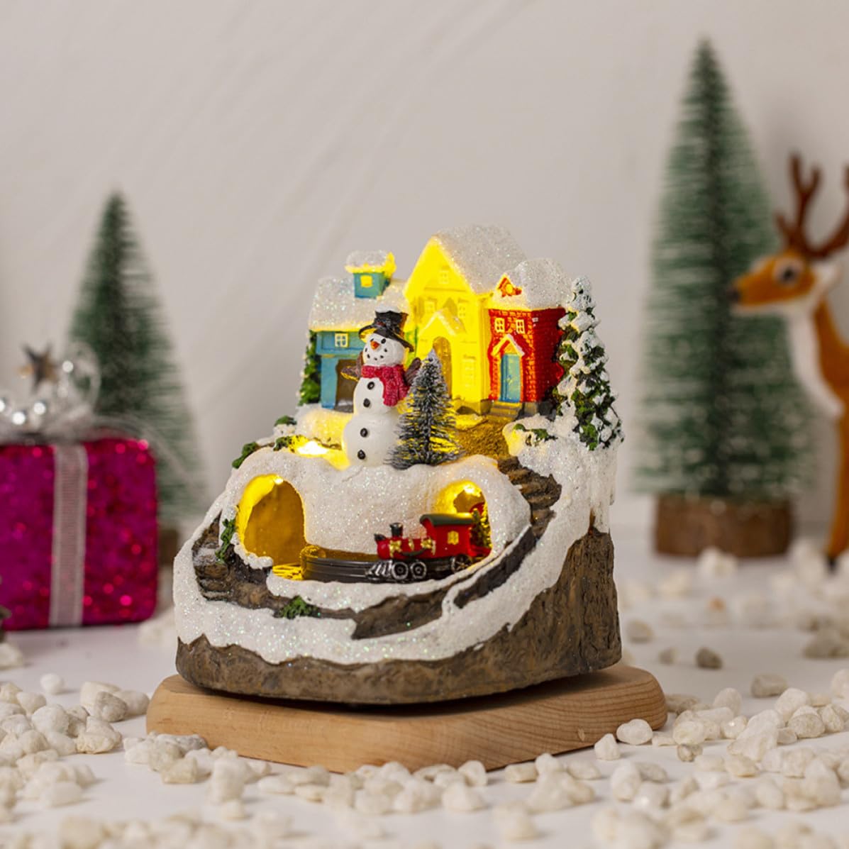 Gadpiparty Casa Navideña Estilo Rústico y Tradicional Iluminada con Sonido y Tren Eléctrico de Resina para Adorno de Mesa en Navidad para Chimenea