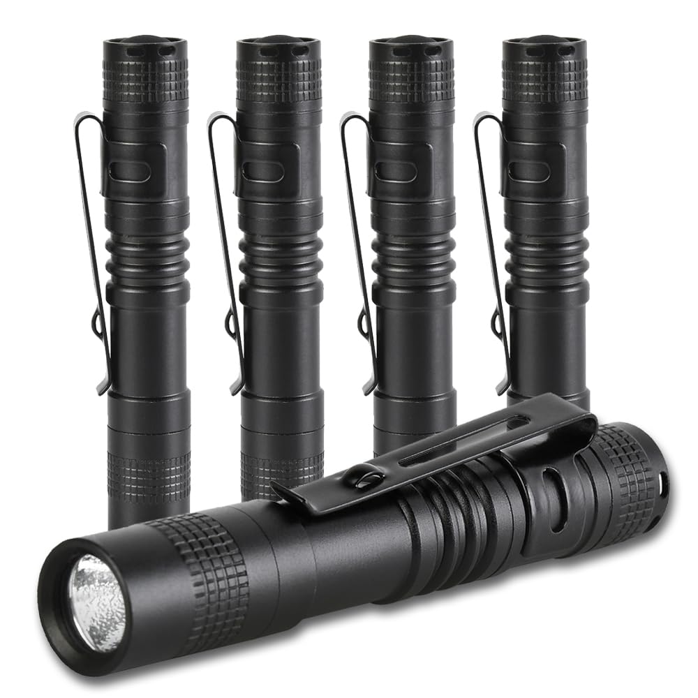Paquete de 5 mini linternas pequeñas LED potentes de alto lúmenes tácticos con clip, linterna compacta de bolsillo portátil delgada para inspección de emergencia, batería AAA, resistente al