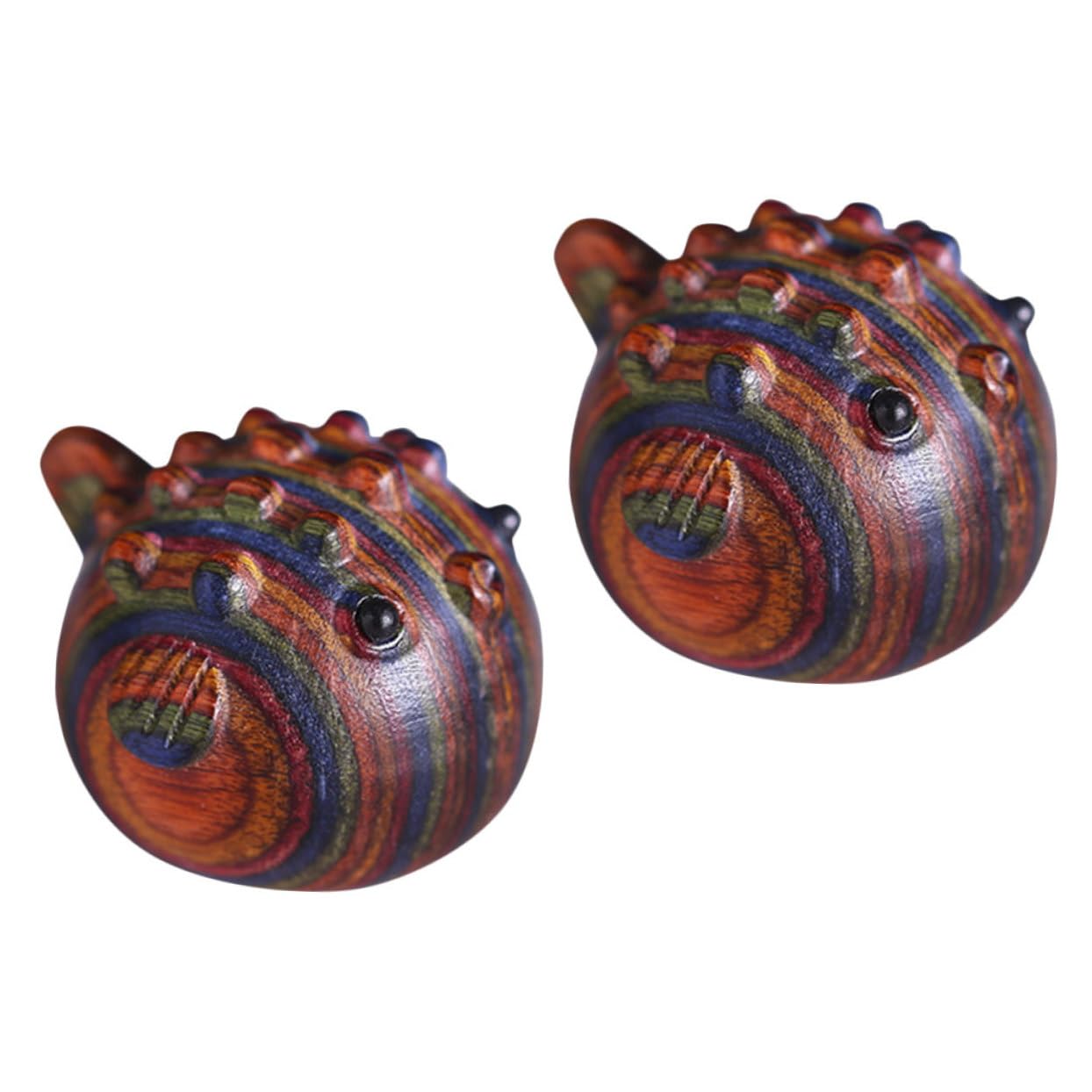 Statues de poisson-globe en bois au salon : décoration chaleureuse et esprit de Noël