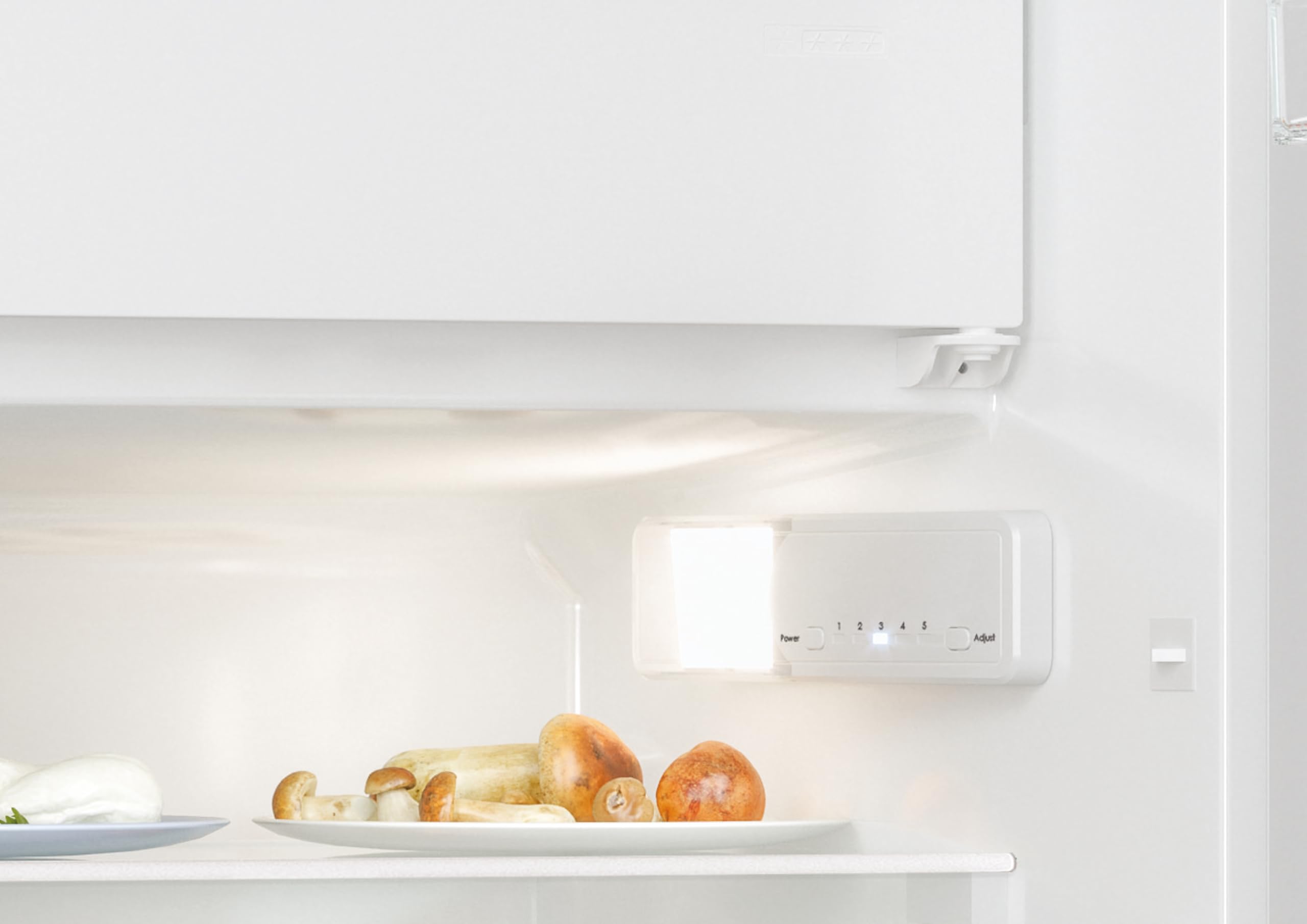 Candy CM4SE68W - Frigorifero da incasso con congelatore, porta a traino, 16 litri, 2 ripiani in vetro