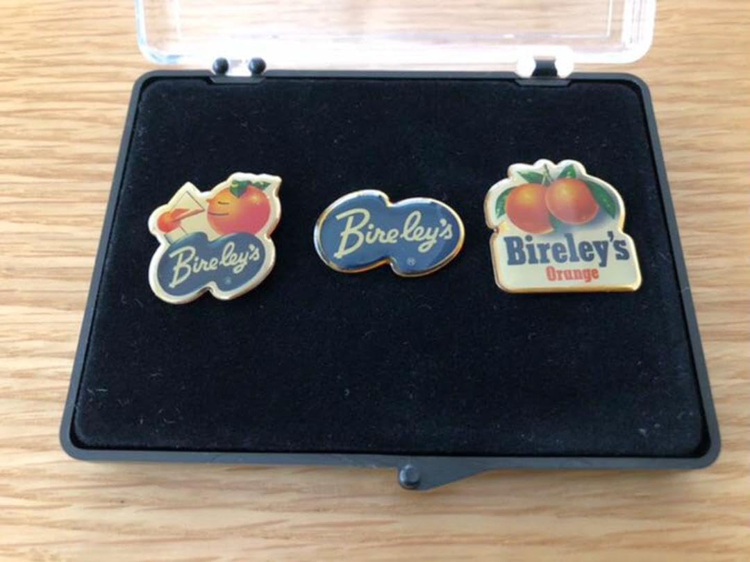 新品★バヤリースオレンジ　ピンバッジ3点セットケース入り Amazon | バヤリース オレンジ ピンバッジ 3点セット ケース入り