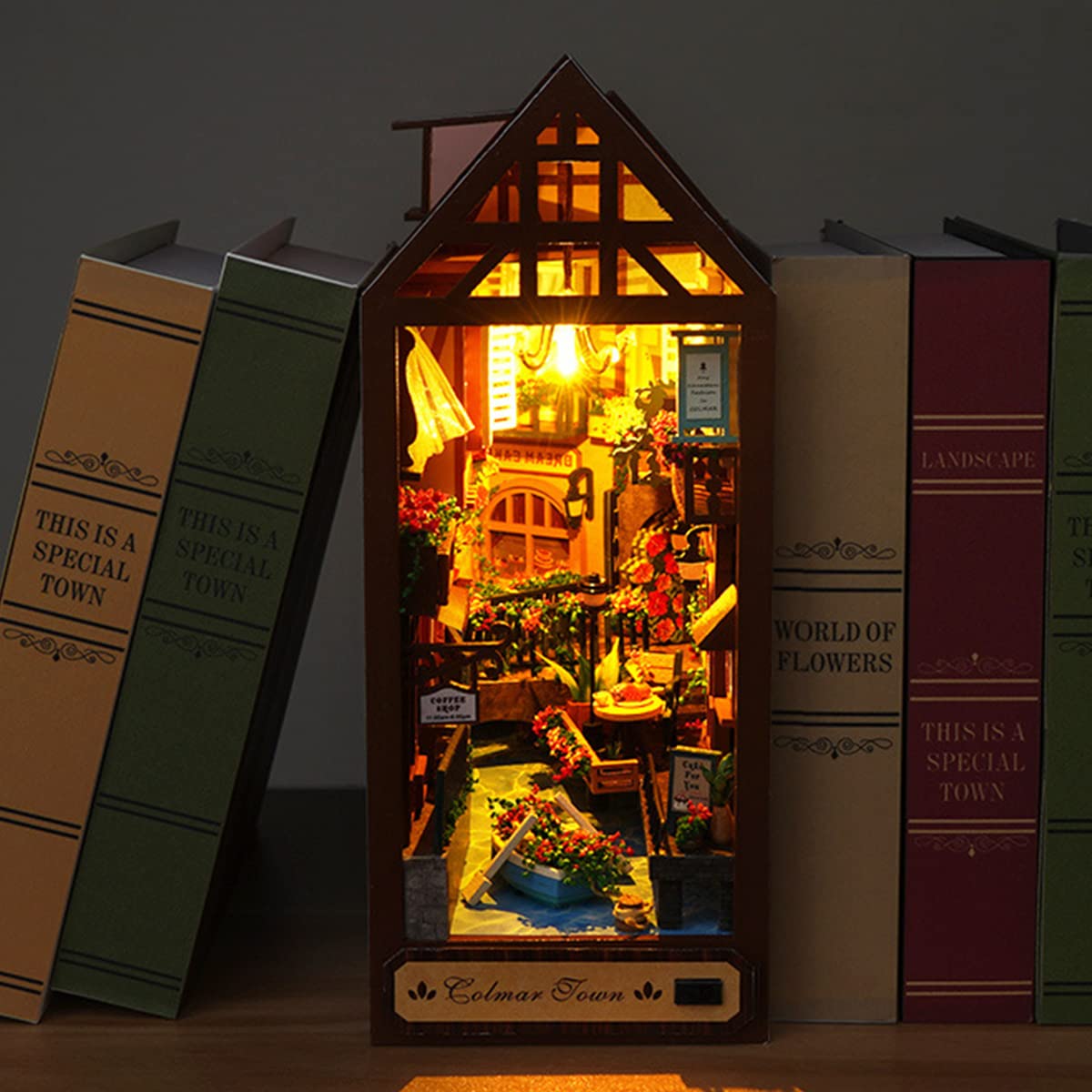 HAMAGI Book Nook Miniatur-Kit - Bücherecke Mit Blauem LED-Licht & 3D-Zeittunnel-Effekt