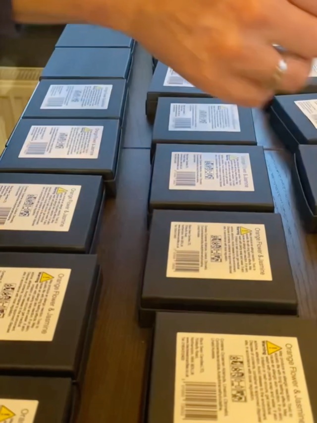 Black Swan - Wax Melts, Signature Collection, Soy Wax, Fine Fragrances, 8 Melts, 70g. (Orange Flower & Jasmine) - Image 8