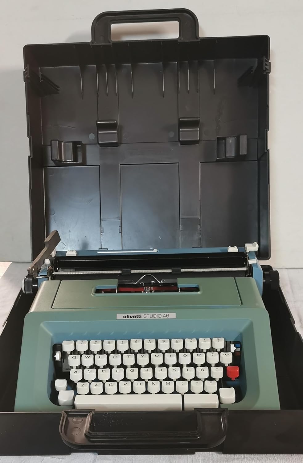 Genérico Macchina da scrivere Vintage Olivetti Studio 46 - Tastiera in spagnolo rivista e messa a punto da un professionista. Funziona perfettamente. Ideale per collezionismo e uso personale.