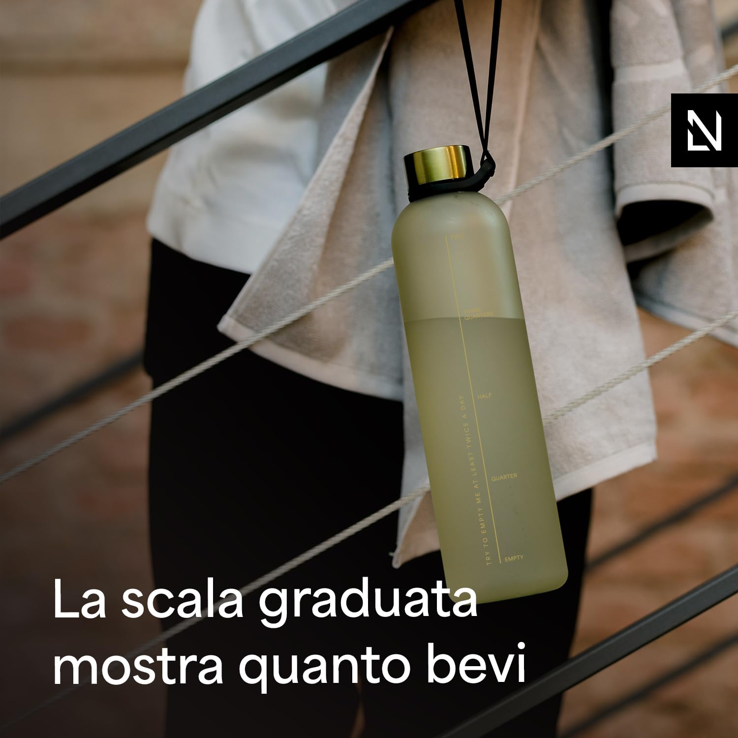 LARS NYSØM Borraccia 1 5l | Bottiglia acqua 1500ml | Bottiglia ultraleggera in Tritan Sport a prova di perdite | Ideale per sport, ufficio, yoga | 2 coperchi inclusi (Black - Gold, XL 1500ml)