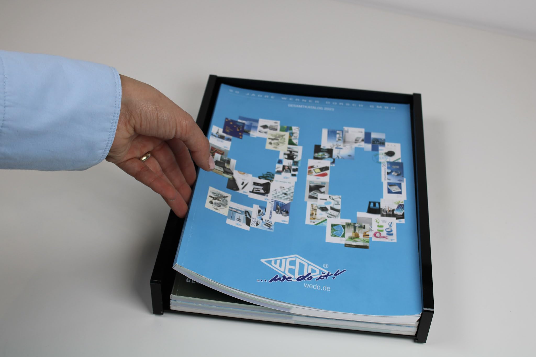 Wedo 638001 A4 Black Office, brievenbakje, van acrylglas, stapelbaar, rubberen voetjes 30,5 x 23,8 x 4,8 cm, in geschenkdoos, zwart