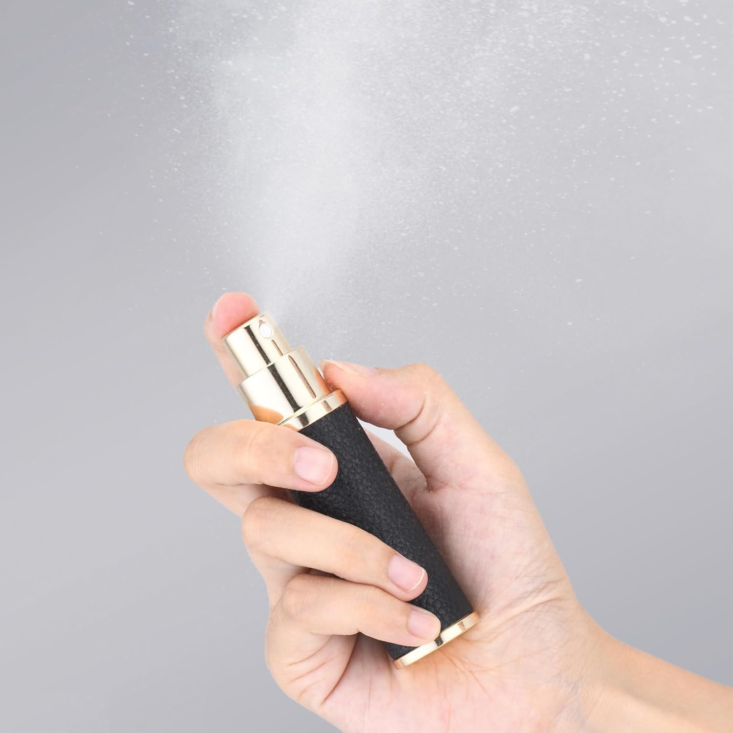 Fusupak Bouteille de parfum de voyage rechargeable – Mini pulvérisateur portable en cuir pour eau de Cologne – Distributeur de parfum vide de petite taille, marron, 10 milliliters
