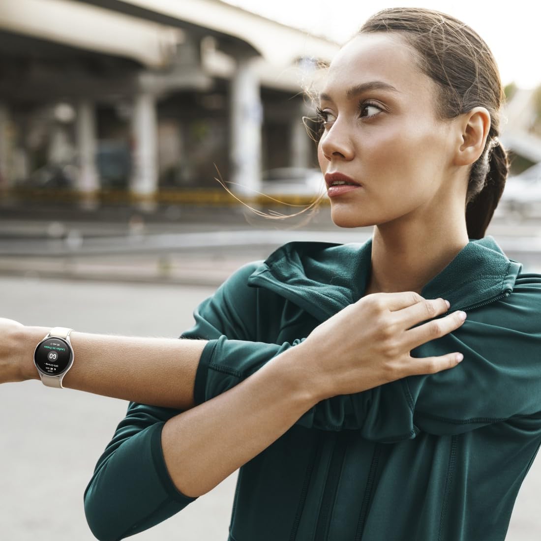 Hama Smartwatch GPS (zegarek inteligentny, smart, AMOLED 1.3, Bluetooth, wodoodporny, ładowanie magnetyczne, always-on, silikonowy pasek, srebrna koperta, 1,32", rozmowy) beżowy