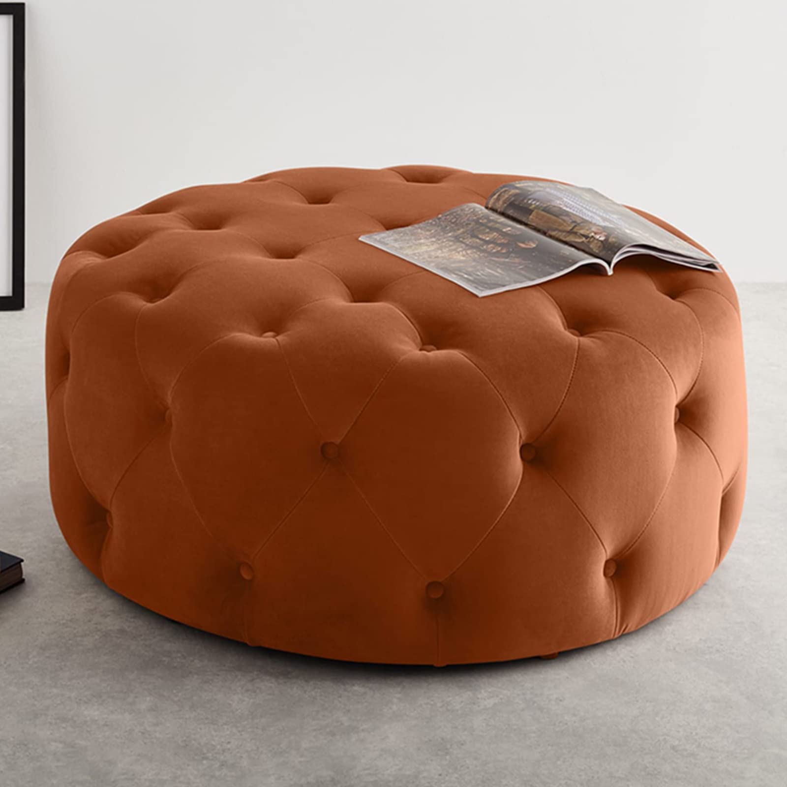 Pouf rond en velours orange pour sublimer le salon ou la chambre à coucher