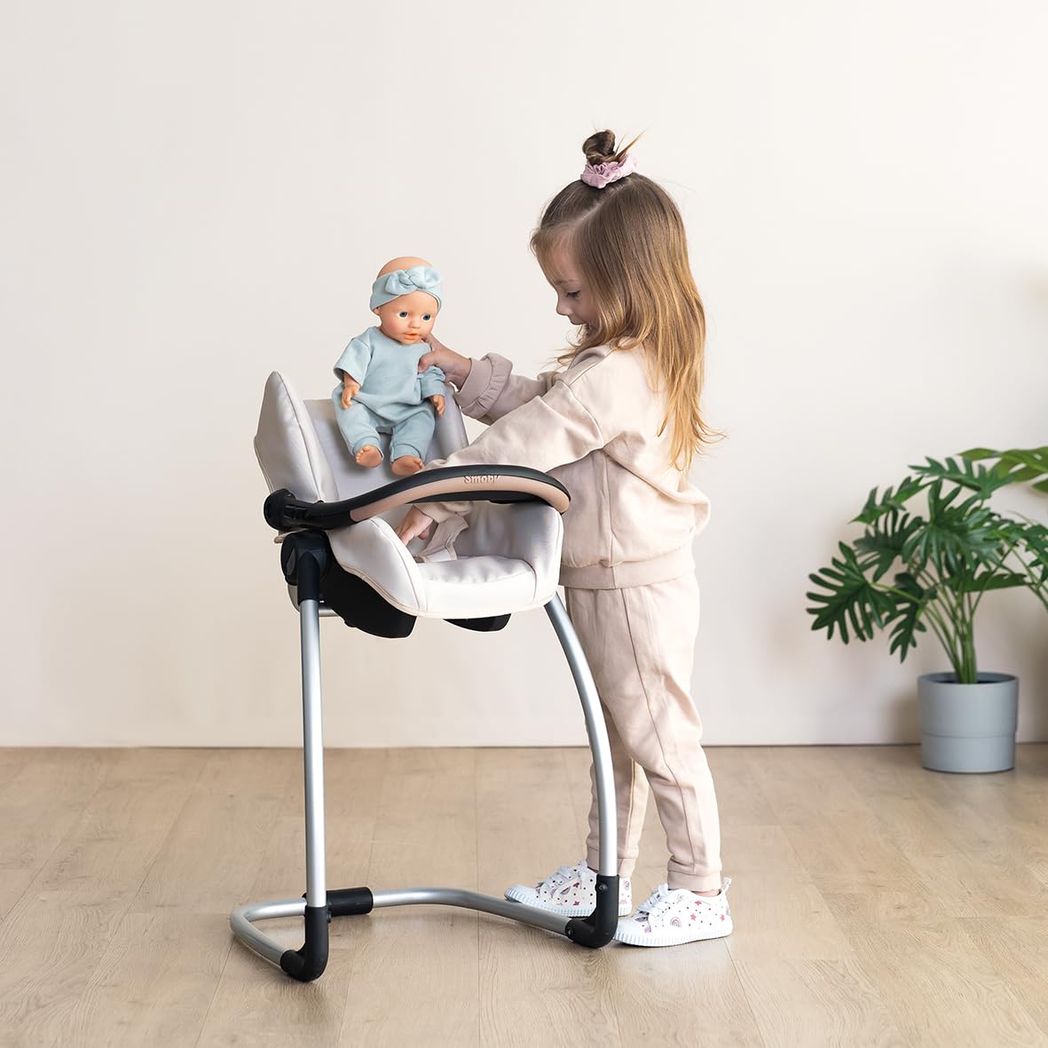 Smoby - Maxi-Cosi - Seduta e seggiolone beige - Per bambini fino a 42 cm - Giocattolo imitazione - Tablet, dondolo, seggiolino auto - Dai 3 anni - Prodotto in Spagna