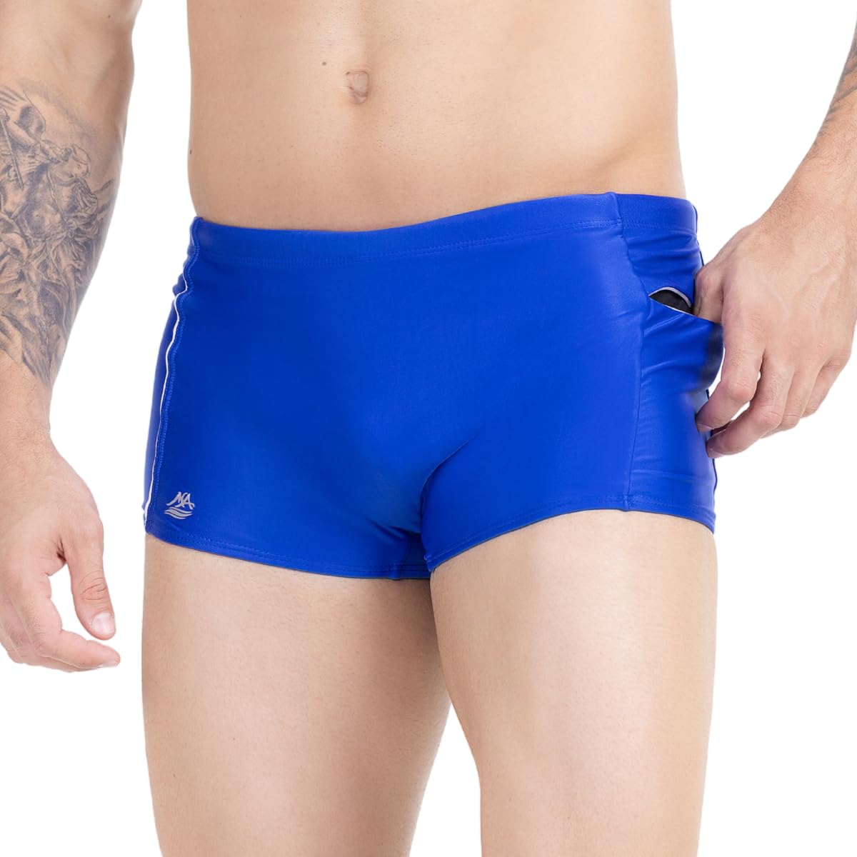 Sunga Box Masculina Bolso Com Ziper Faixas Decorativas Tecido Poliamida Zero Transparência Toda Forrada em promoção! Veja a oferta e mais achadinhos de Moda praia 3 Hoje é o melhor dia para comprar Sunga Box Masculina Bolso Com Ziper Faixas Decorativas Tecido Poliamida Zero Transparência Toda Forrada com aquele preço maroto! Promoção! Aproveite a oferta! 3