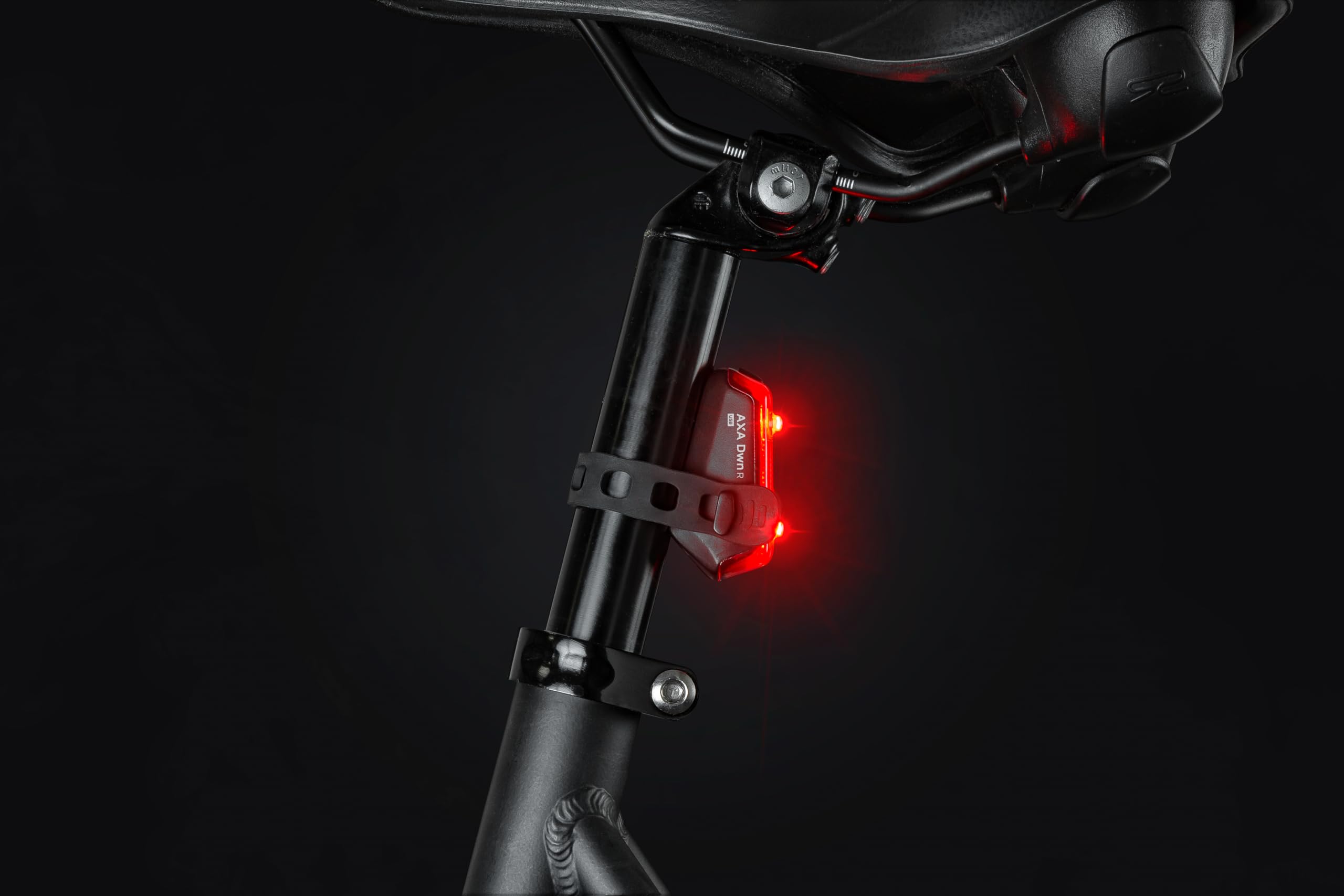 AXA Dwn Rear – lampa rowerowa – światło tylne – możliwość ponownego ładowania przez USB – łatwy montaż – światło LED – widoczna z odległości 300 m