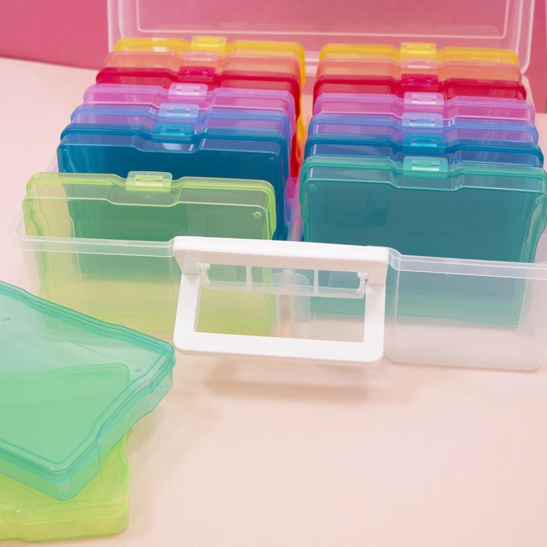 Craftelier - Scatola organizer, trasparente, portatile, con 16 mini scatole colorate per fotografie, artigianato e altri materiali di scrapbooking e lavori manuali, dimensioni 38,1 x 32,3 x 12,7 cm