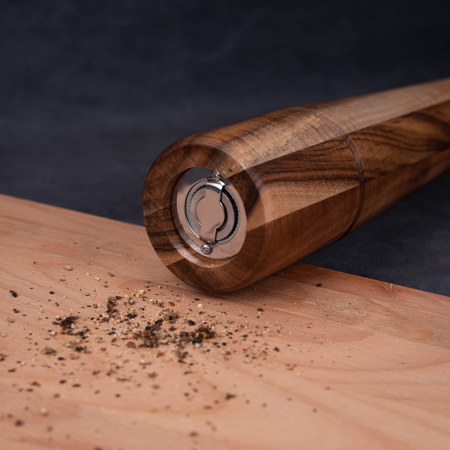 Macina Pepe, Macinapepe Regolabile in Acciaio Inossidabile, Legno di Acacia, Altezza 32 cm, Diametro Inferiore: 6 cm, Diametro Superiore: 5.5 cm (il Vassoio NON é incluso)