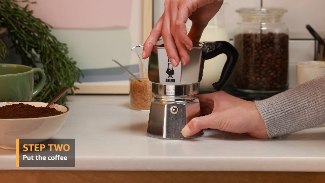 Bialetti Moka Express in der Hand