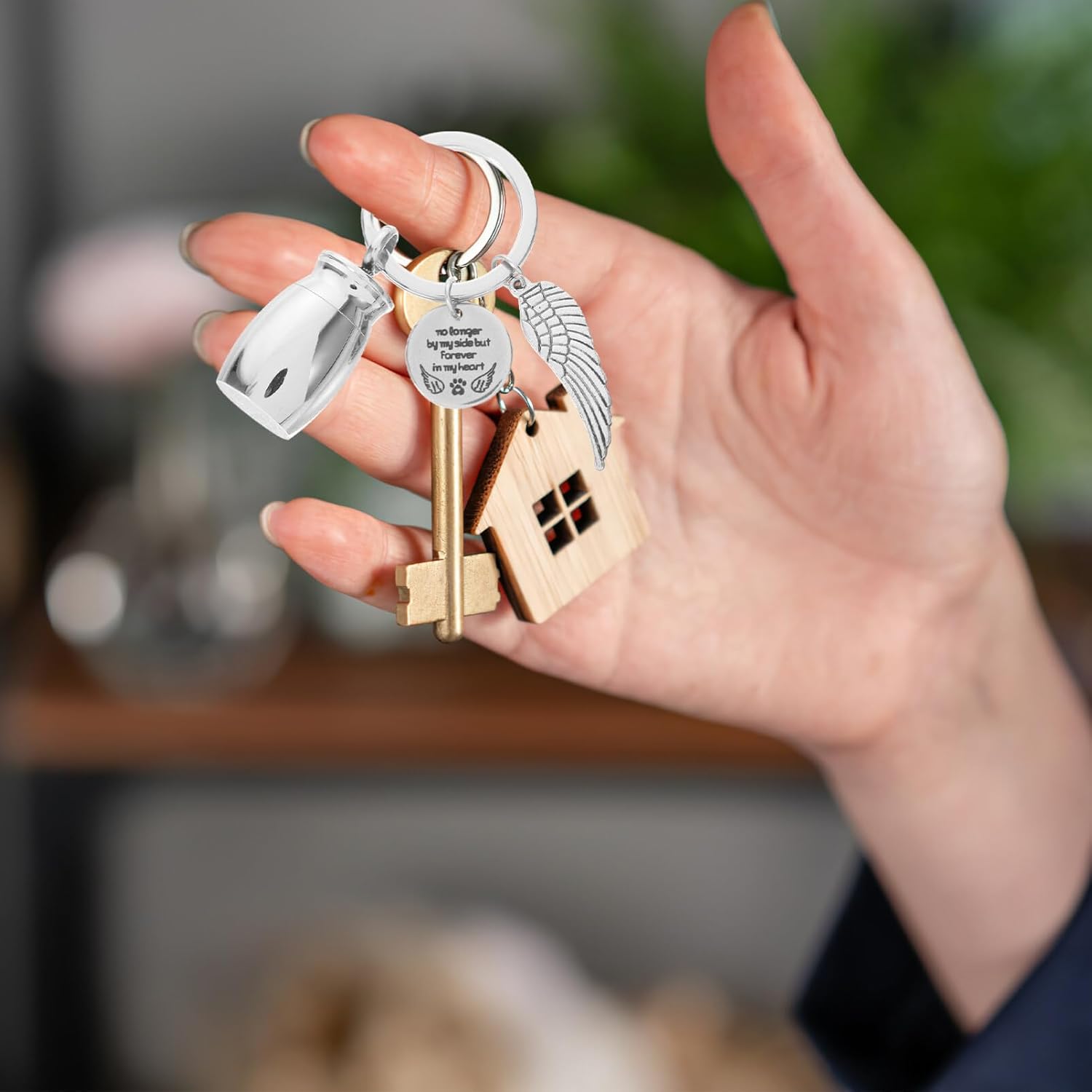Luxshiny Small Keepsake Urn Keychain Mini Memorial Ashes Holder Key Chain Ashes Keepsake Remembrance Sympathy Present in Memory of Loved One Dad Mom