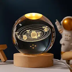 Luminária de Mesa LED Bola de Cristal 3D com Base de Madeira Design Astronômico Gravação a Laser Iluminação Suave USB, Ideal para Decoração de Quarto Escritório e Presente Criativo (SISTEMA SOLAR)