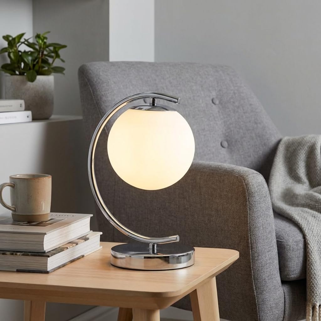 BARCELONA LED Tischlampe SAN in Chrom mit Glaskugel aus Opalglas, Aluminium Metallstruktur, klassisch moderne Luxus Tischleuchte im Retro Design für Schlafzimmer, Wohnzimmer und Schreibtisch E27