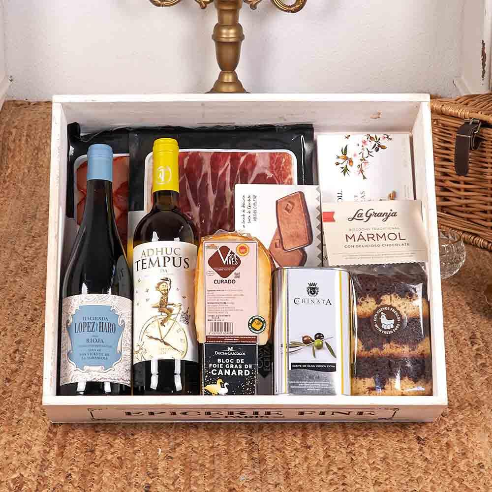 CESTAS Y LOTES DE NAVIDAD - LOTE 320-25 / con vinos blanco y tinto, ibéricos, foie gras, queso curado, aceite virgen extra y dulces artesanos en bandeja de madera