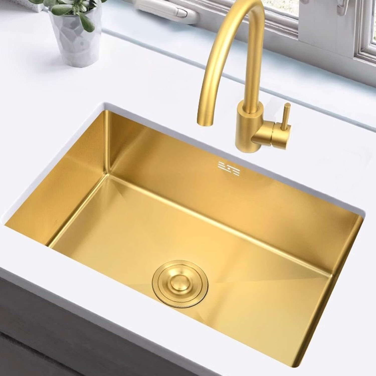 Évier de bar sous plan à grande cuve profonde avec robinetterie dorée