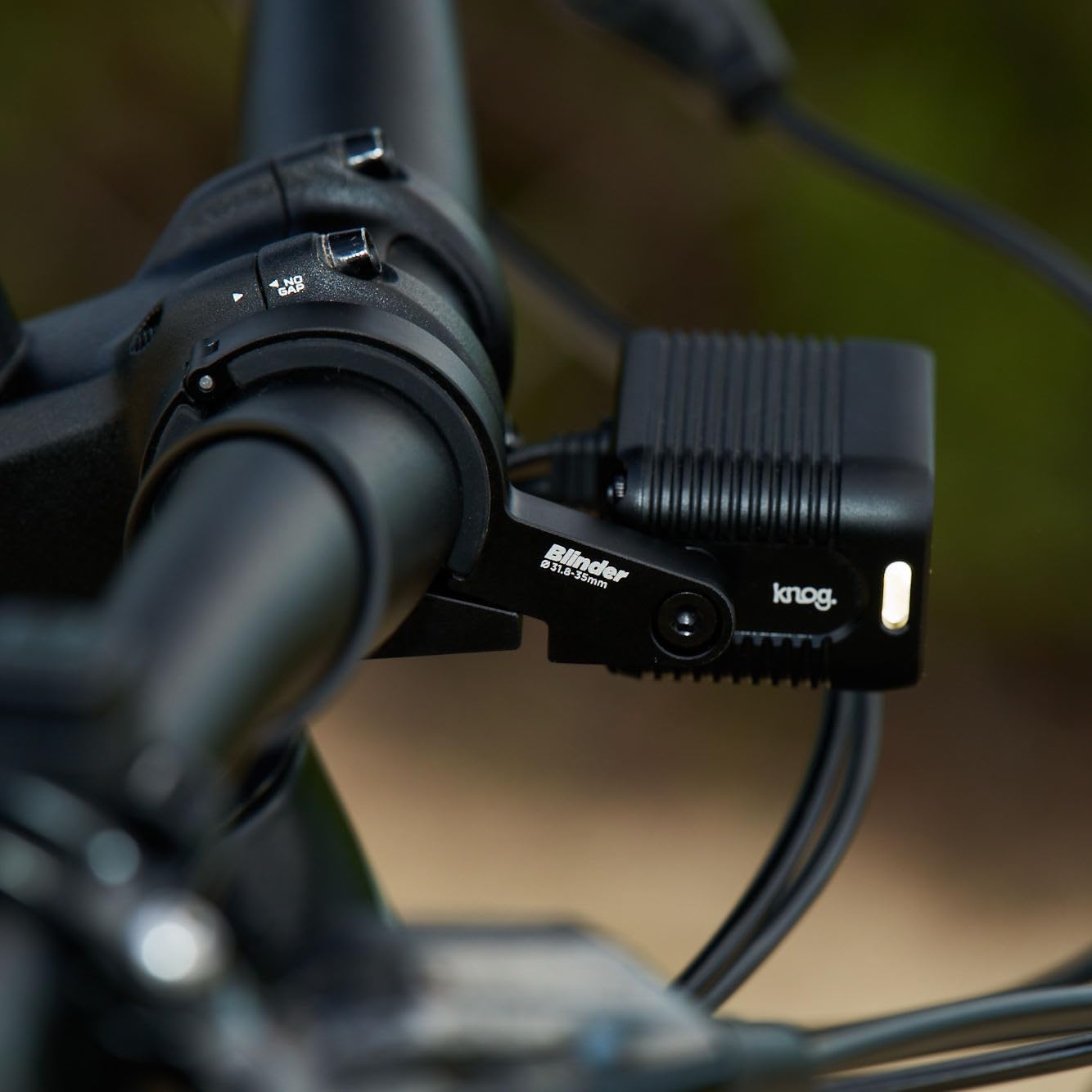 Phare Avant Vélo Électrique Knog Blinder E - 2300 Lumens Puissant - 6 Modes - Support Antivibration - Étanche