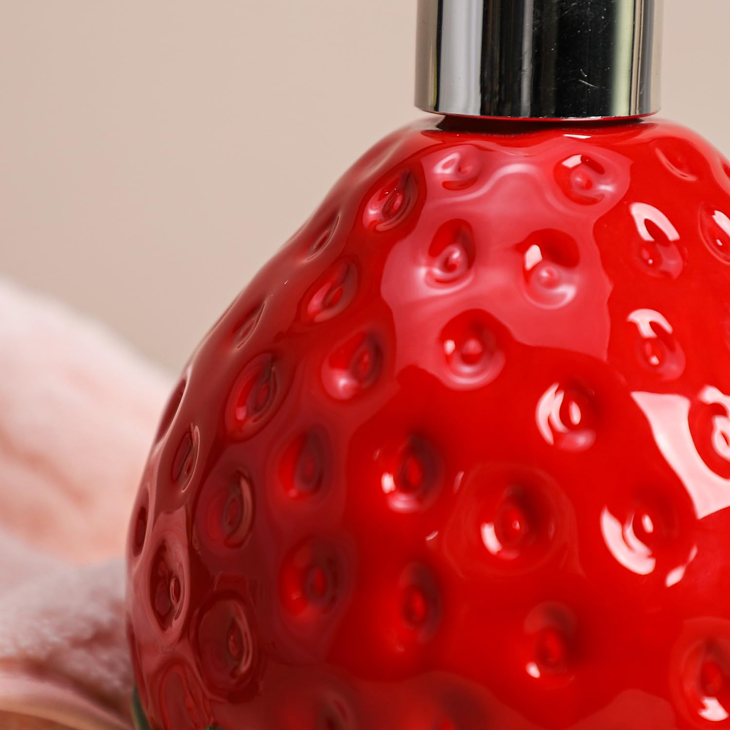 CHOOLD Dispensador de jabón de cerámica retro de fresa con bomba de plástico, recipiente de jabón de manos recargable, botella de loción