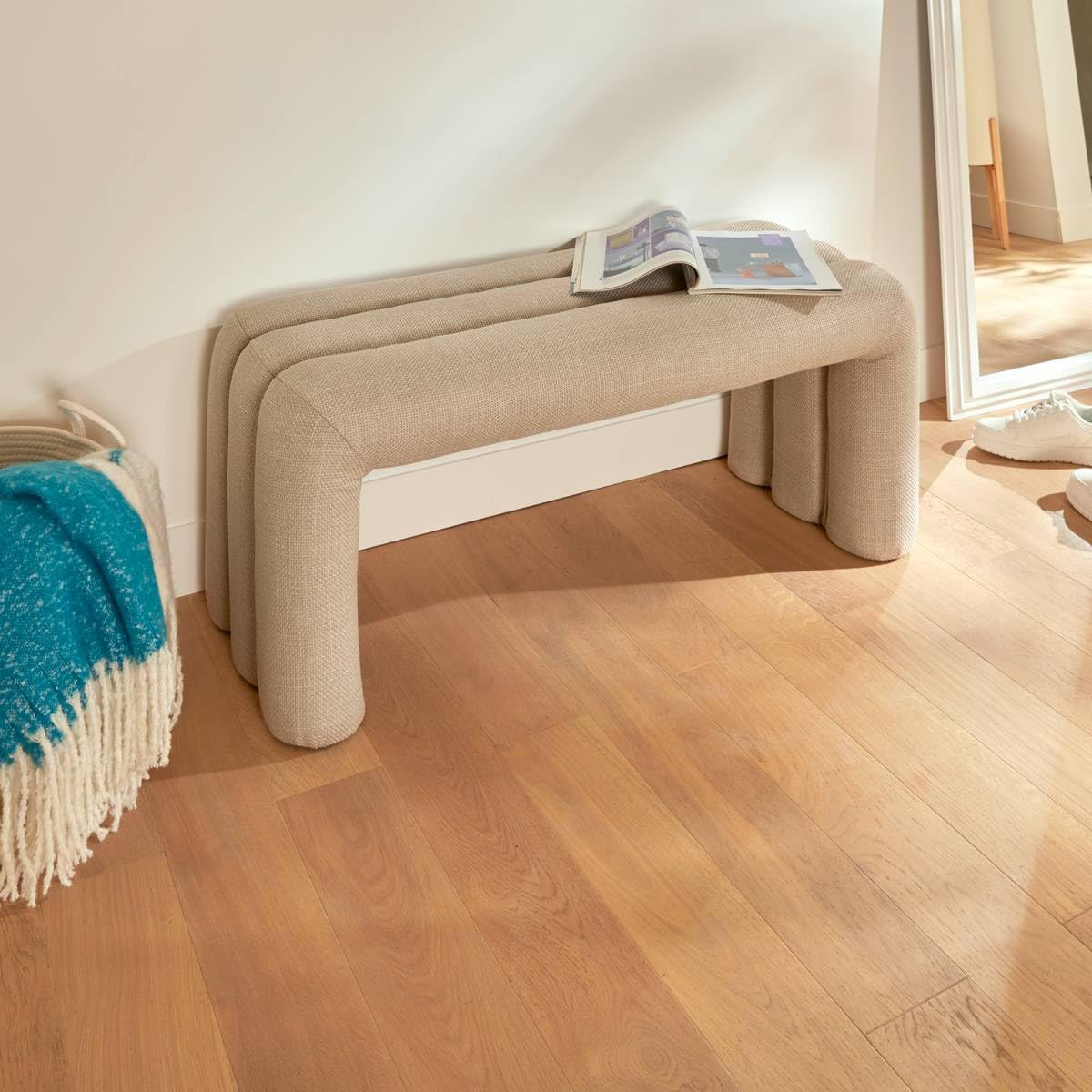 Atmosphera - Banc Sisco – Bout de Lit Design Moderne en Tissu Argile – Assise Confortable Rembourrée – Structure Robuste Bois – 102x42cm, 2 Places