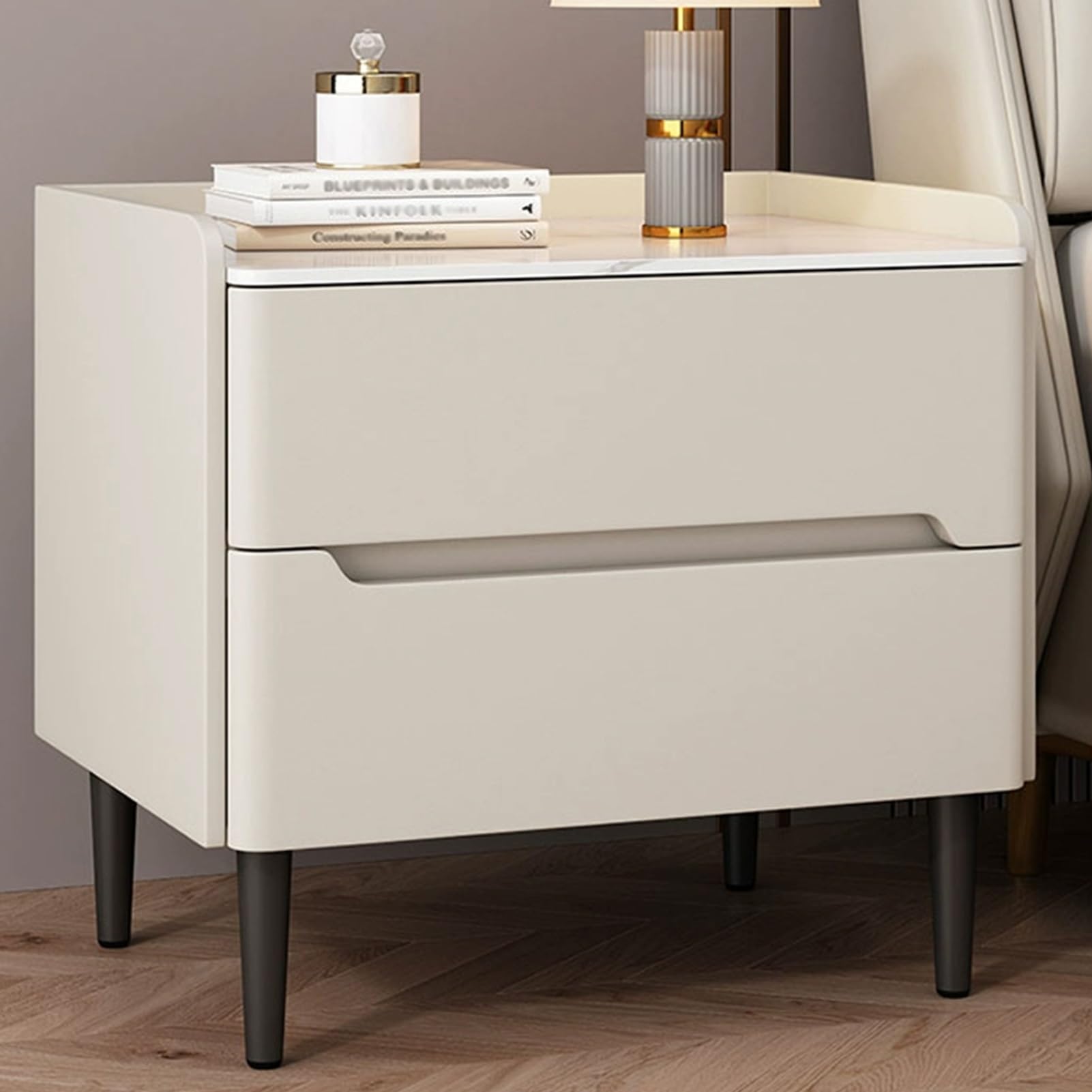 Table de chevet avec plateau en pierre pour une chambre cosy et moderne