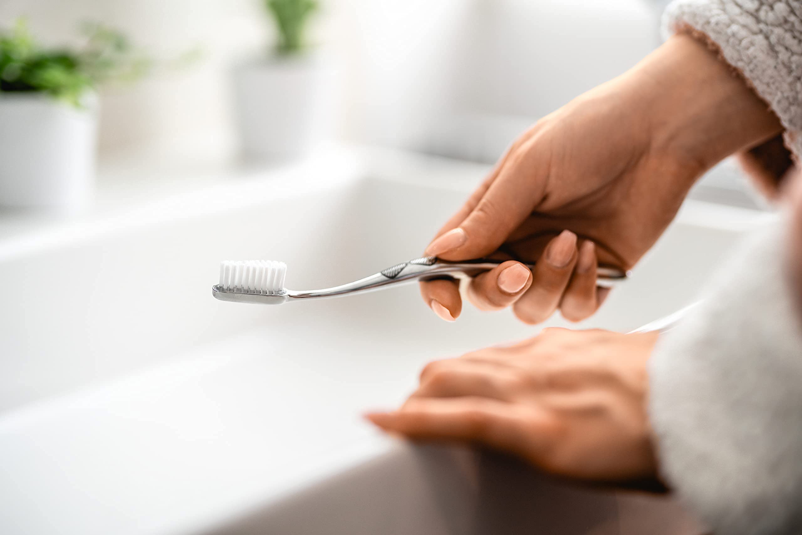 Spazzolino da denti manuale in acciaio inox con testina sostituibile, set iniziale con 1 testina di setola media lucida con incisione antiscivolo