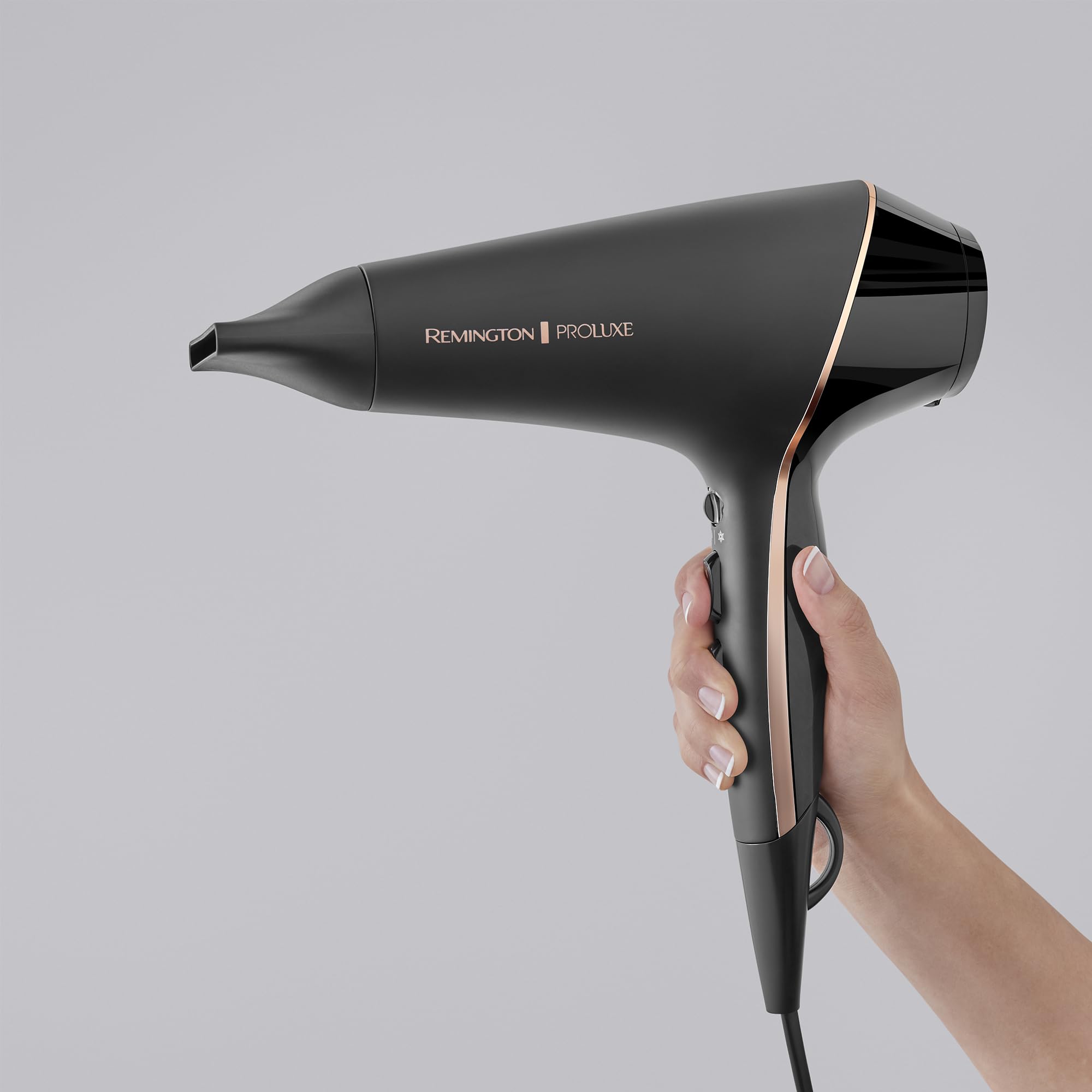 Remington Sèche-cheveux Ionique PROluxe Midnight 2400W Moteur AC Pro Durable Soin Ionique 3 Concentrateurs 1 Diffuseur Volume
