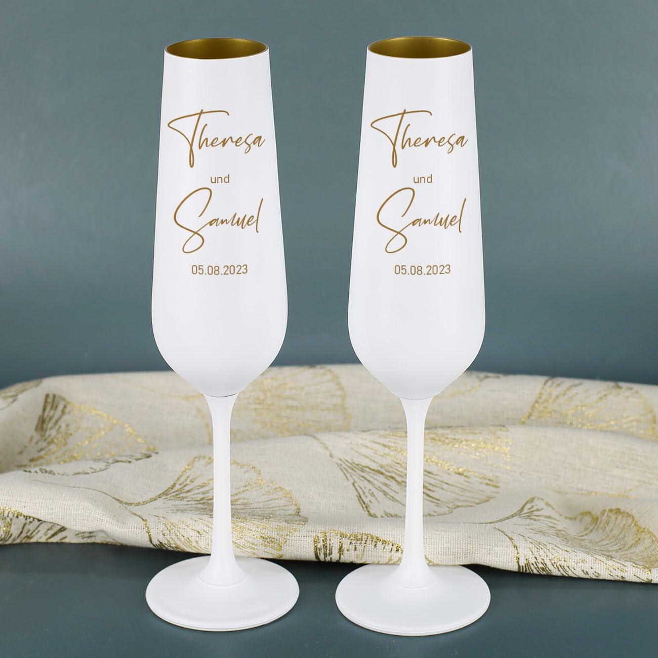 Herz & Heim® edle weiße Sektgläser mit Gravur zur Hochzeit 2er Set außergewöhnliche Hochzeitsgeschenke für Brautpaar personalisiert mit Namen Modern