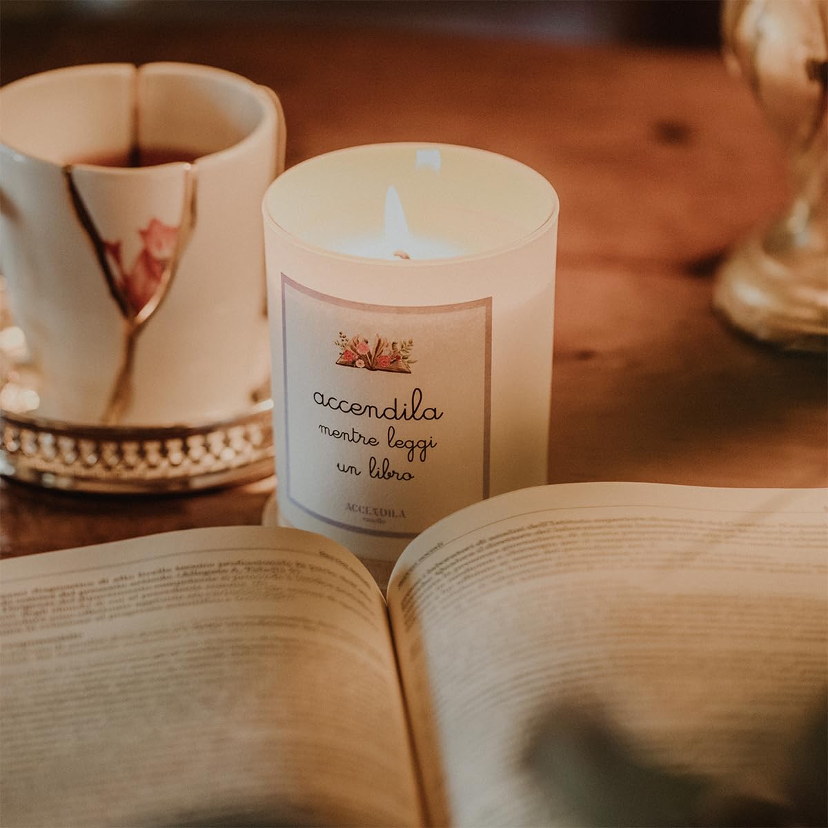 ACCENDILA CANDLE Baby Girl - Candela Profumata, Baby Talco, Cera Naturale, Made in Italy, Bicchiere in Vetro Satinato, Tappo in Legno di Faggio, 200 grammi