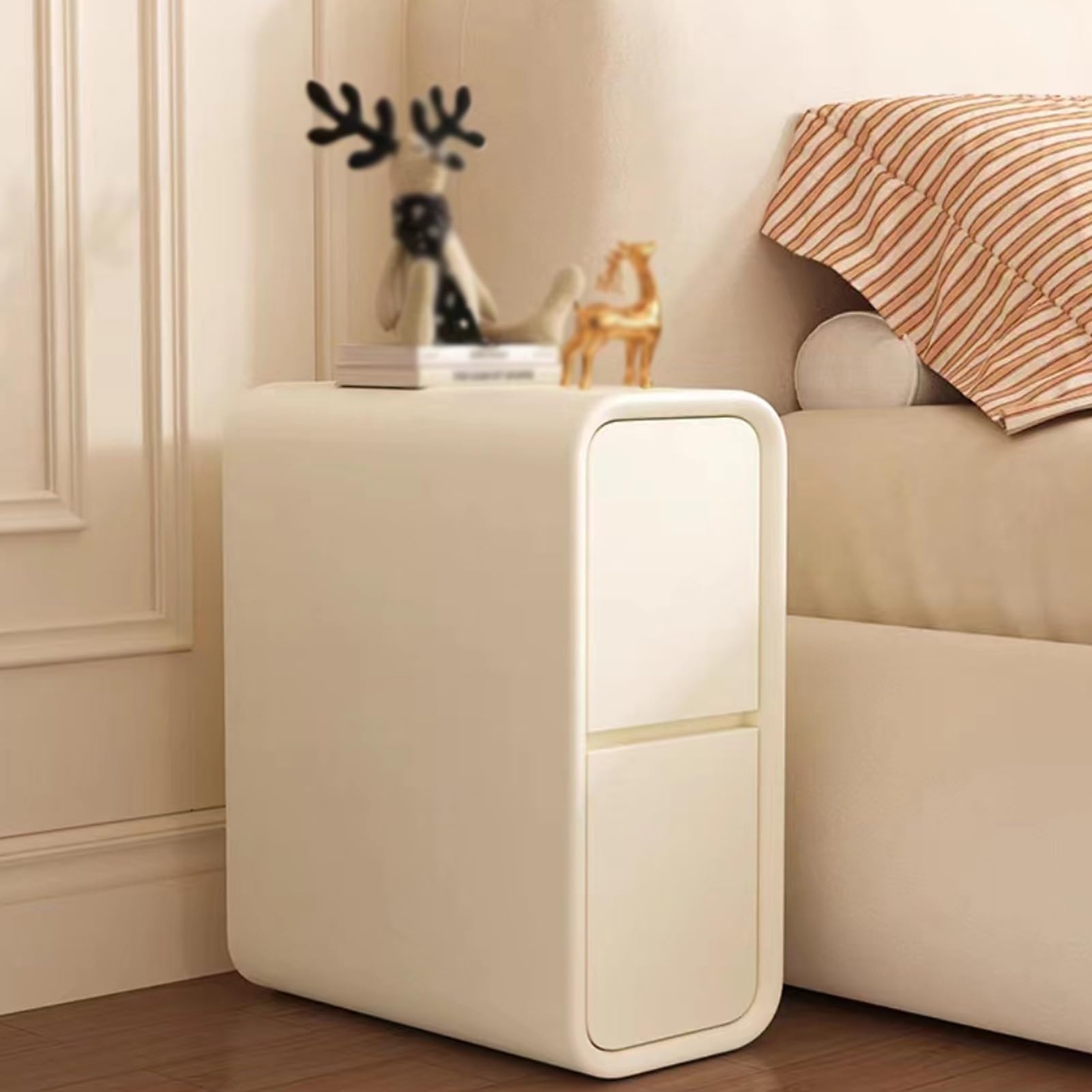 Table de chevet étroite pour optimiser l'espace d'une petite chambre à coucher