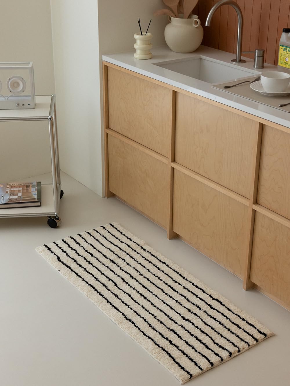 WENSHUO Classic Black&Cream Stripe Area Rug,Warm and Elegant Bathroom mats,Microfiber Absorbent Non-Slip Throw Rug,TPR Non-Slip Bottom, （43.31" L × 17.72" W）