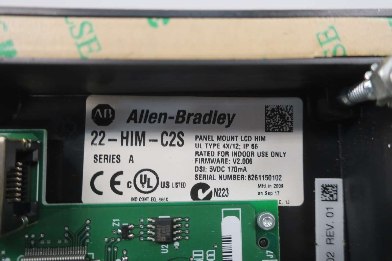 Gambar deukeut labél produk Allen-Bradley 22-HIM-C2S dina papan sirkuit internal