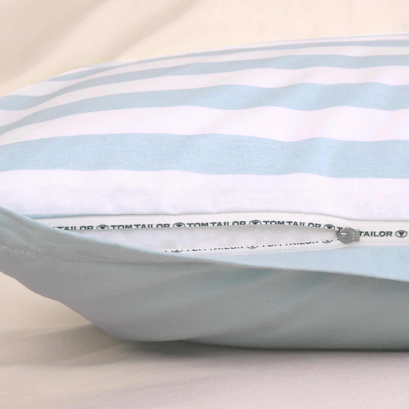 TOM TAILOR Bettwäsche Stripes with a Kick Sky Blue & Light Lemon, 80x80 cm + 155x220 cm, 100% Baumwolle/Perkal, mit Wendemotiv, farbiger Paspel am Kissen und Markenreißverschluss