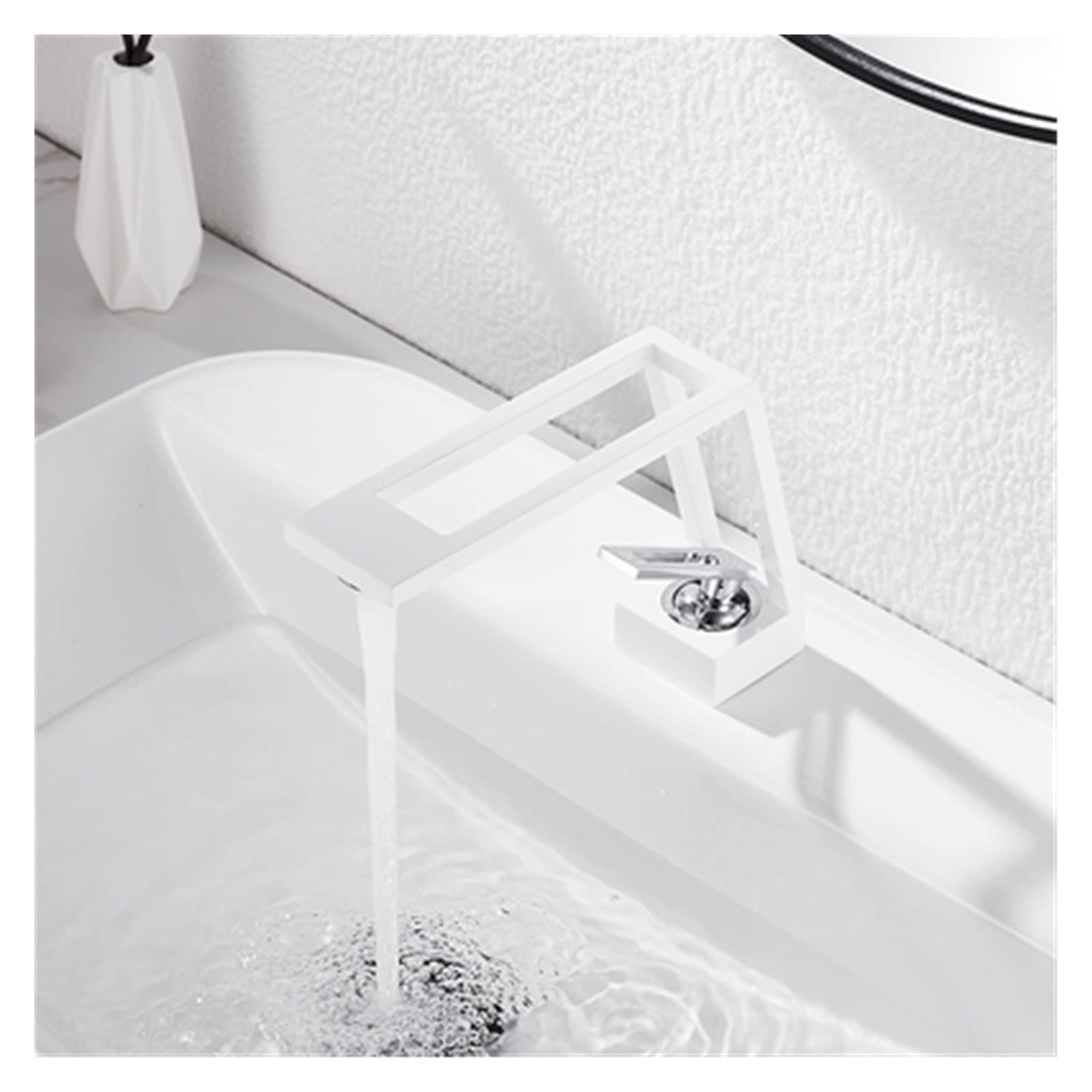 Robinet d'évier graphique pour une salle de bains zen