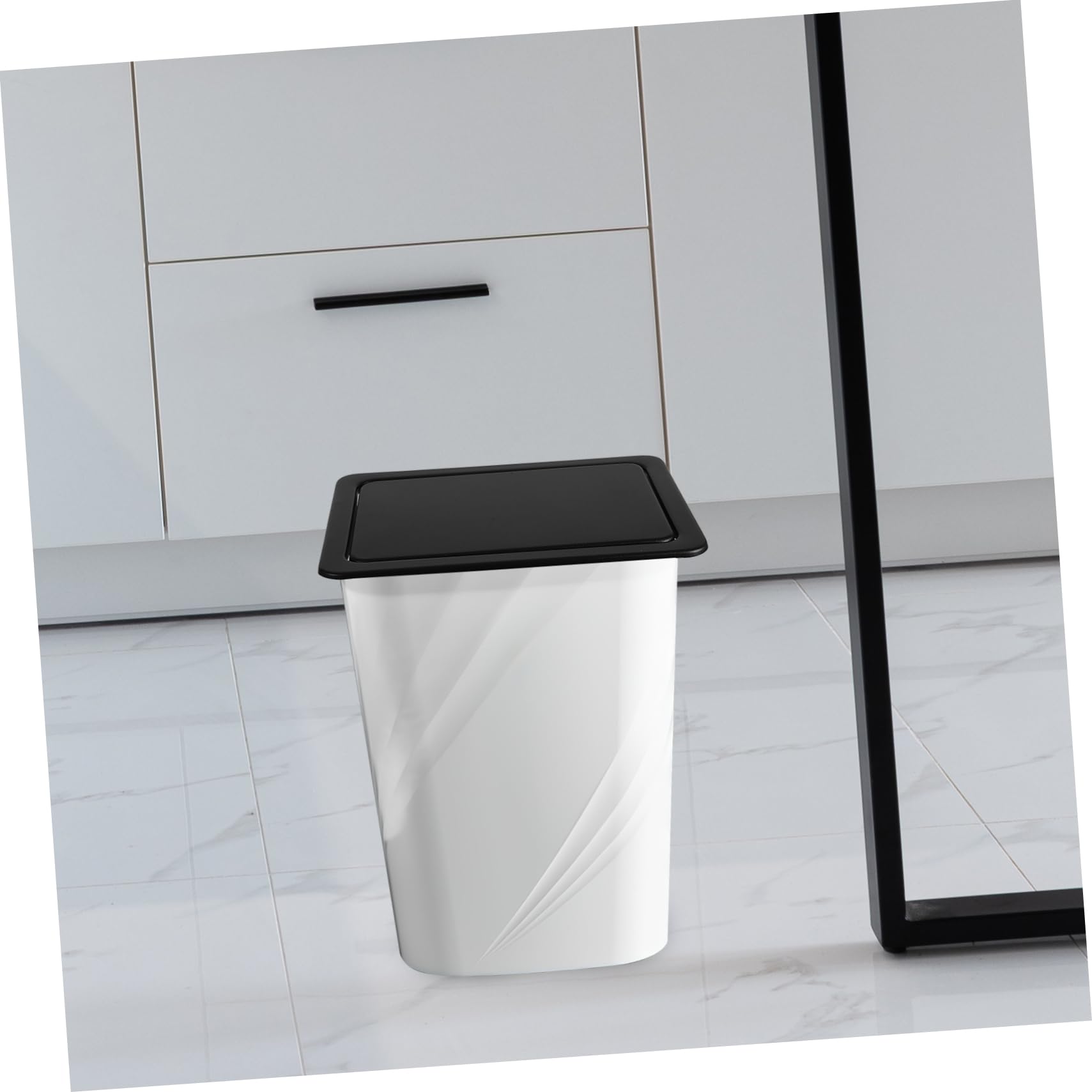 Tapa de Bote de Basura Empotrada de Acero Inoxidable Diseño Abatible y Fácil Instalación para Fregadero de Cocina Moderna y Elegante en Color Negro
